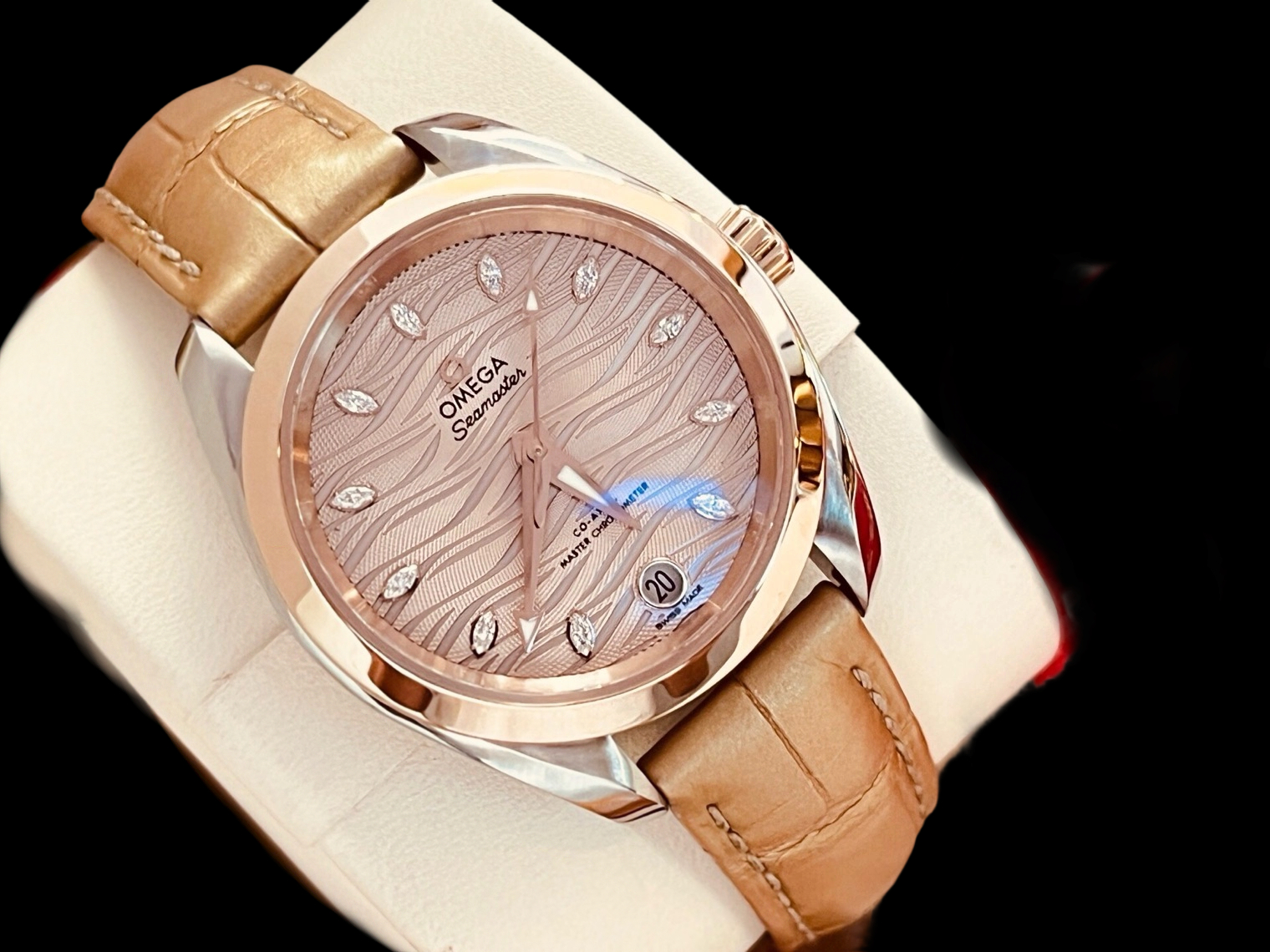 Omega 220.23.34.20.59.001 detail 2