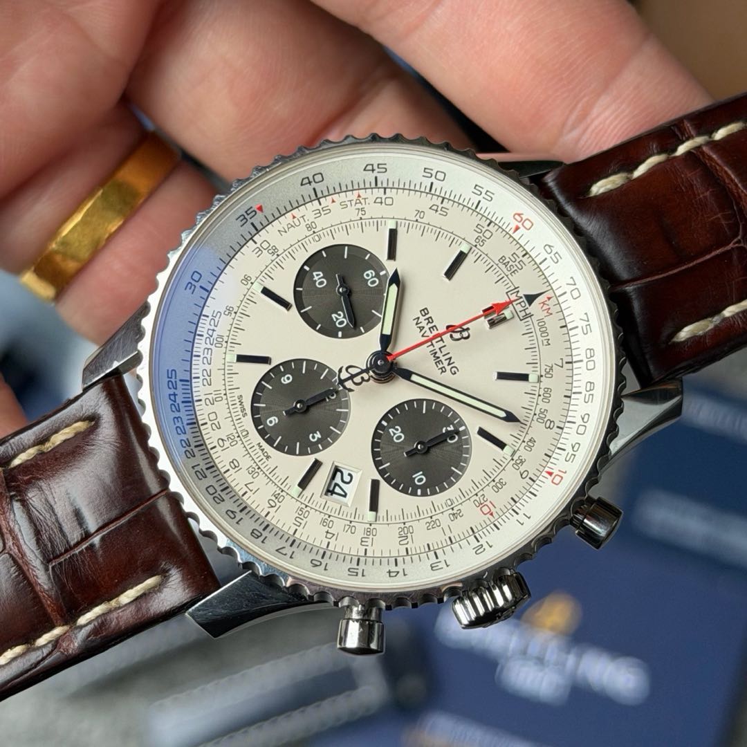 Breitling AB0121211G1P1 detail 3