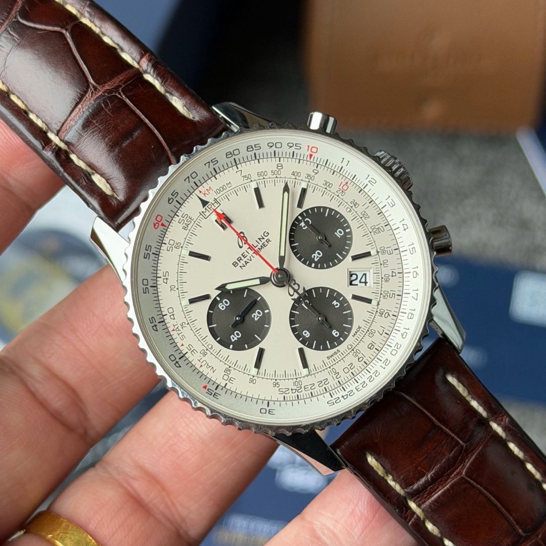 Breitling AB0121211G1P1 detail 2