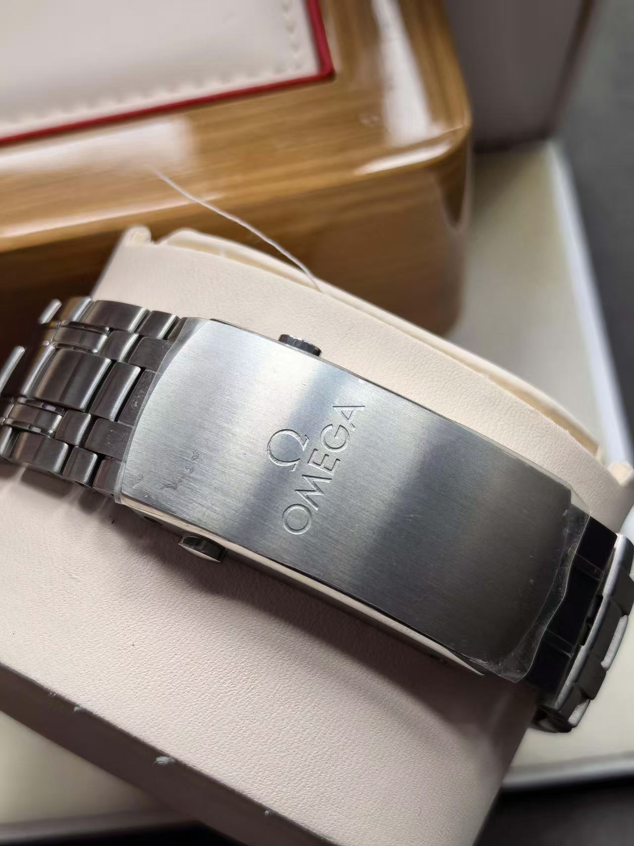 Omega 210.30.42.20.06.001 detail 5
