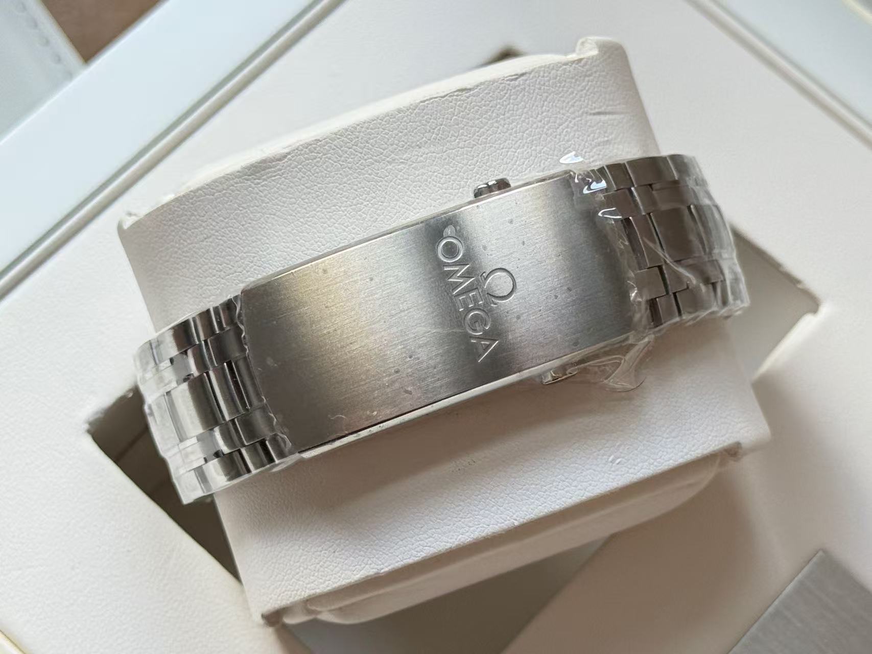 Omega 522.30.42.20.03.001 detail 4