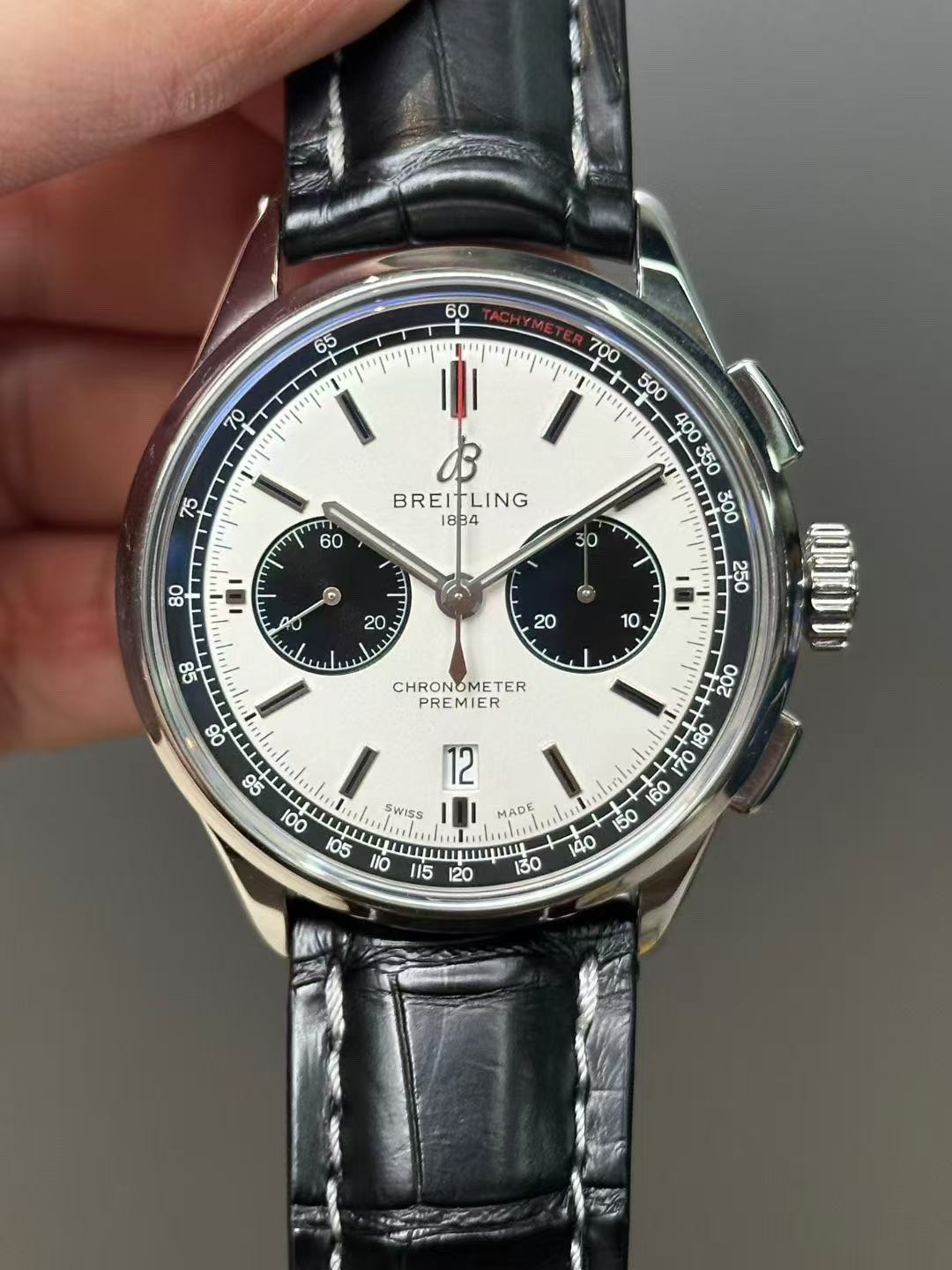 Breitling AB0118221G1P2 detail 1