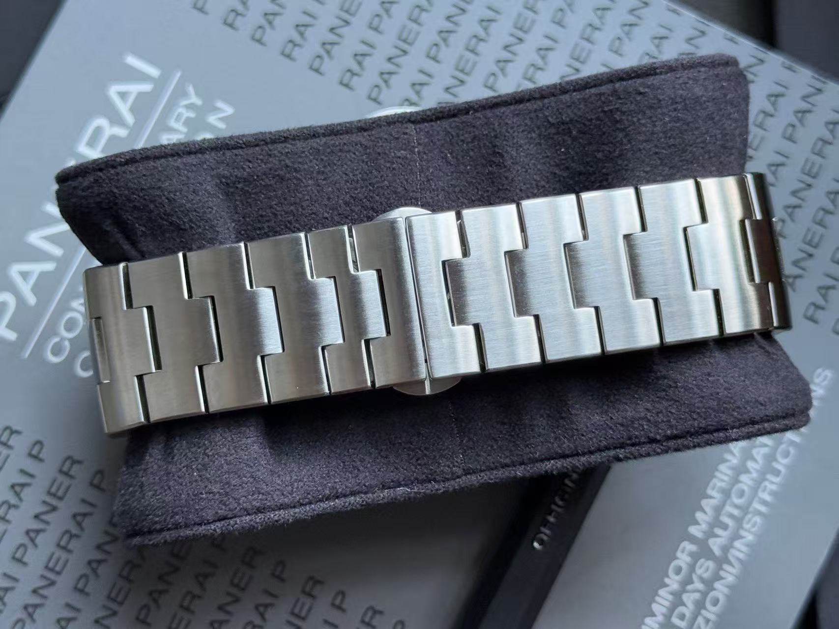 Panerai PAM00328 detail 4
