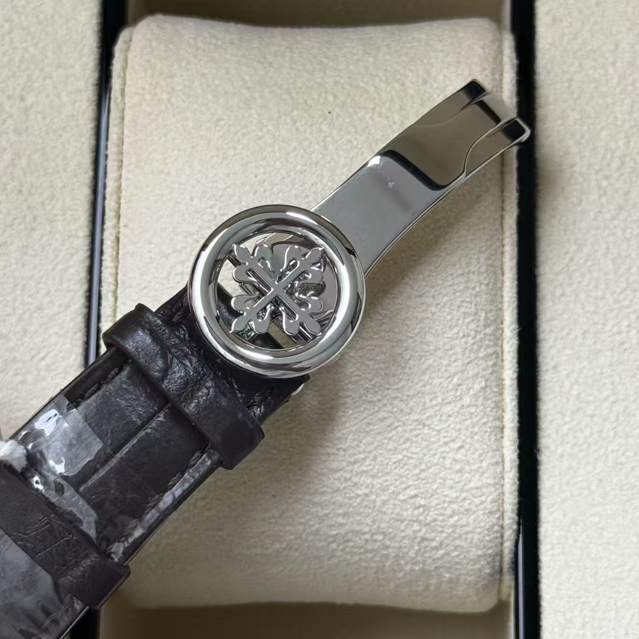Patek Philippe 5320G detail 4