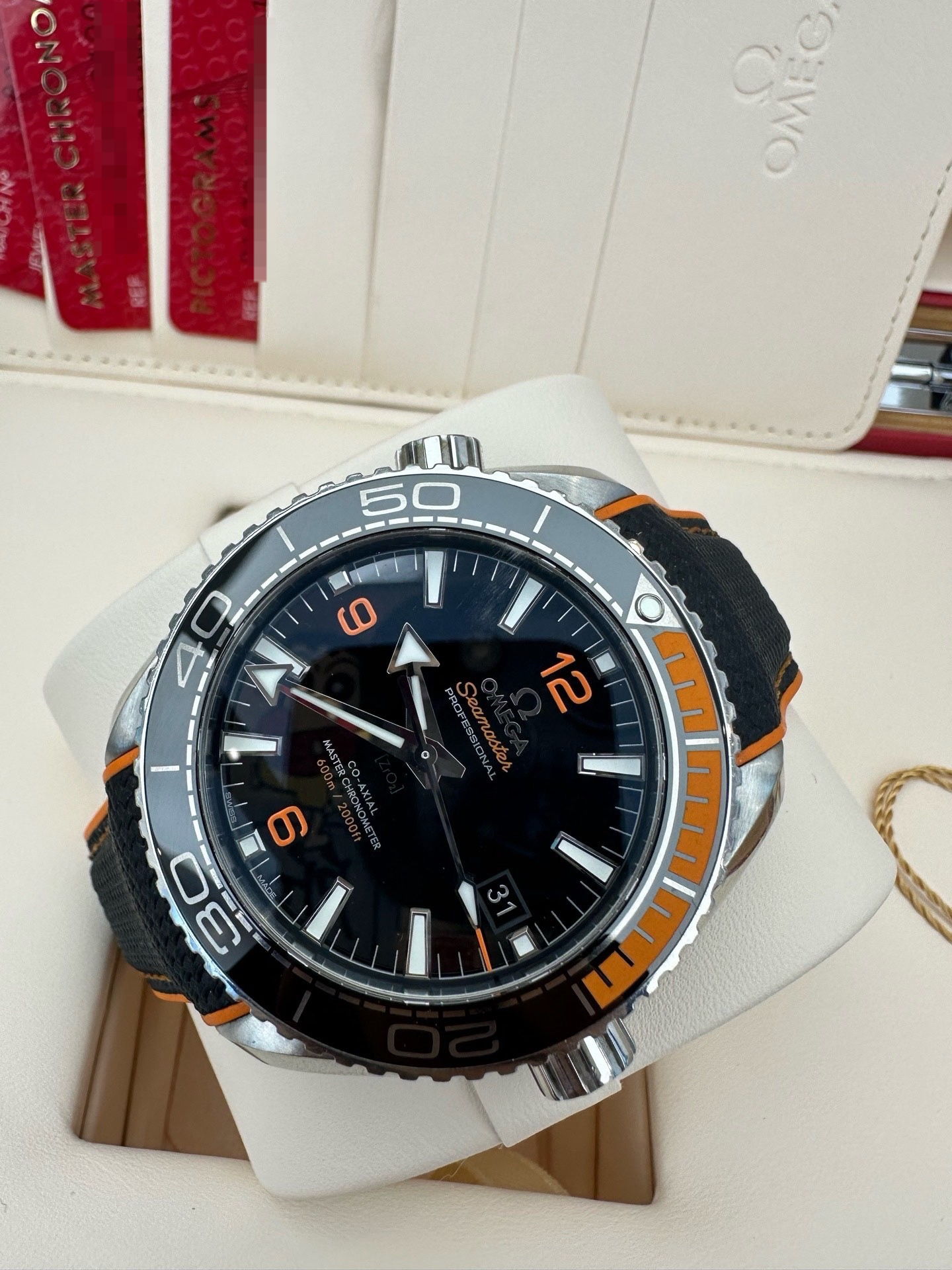 Omega 215.32.44.21.01.001 detail 2