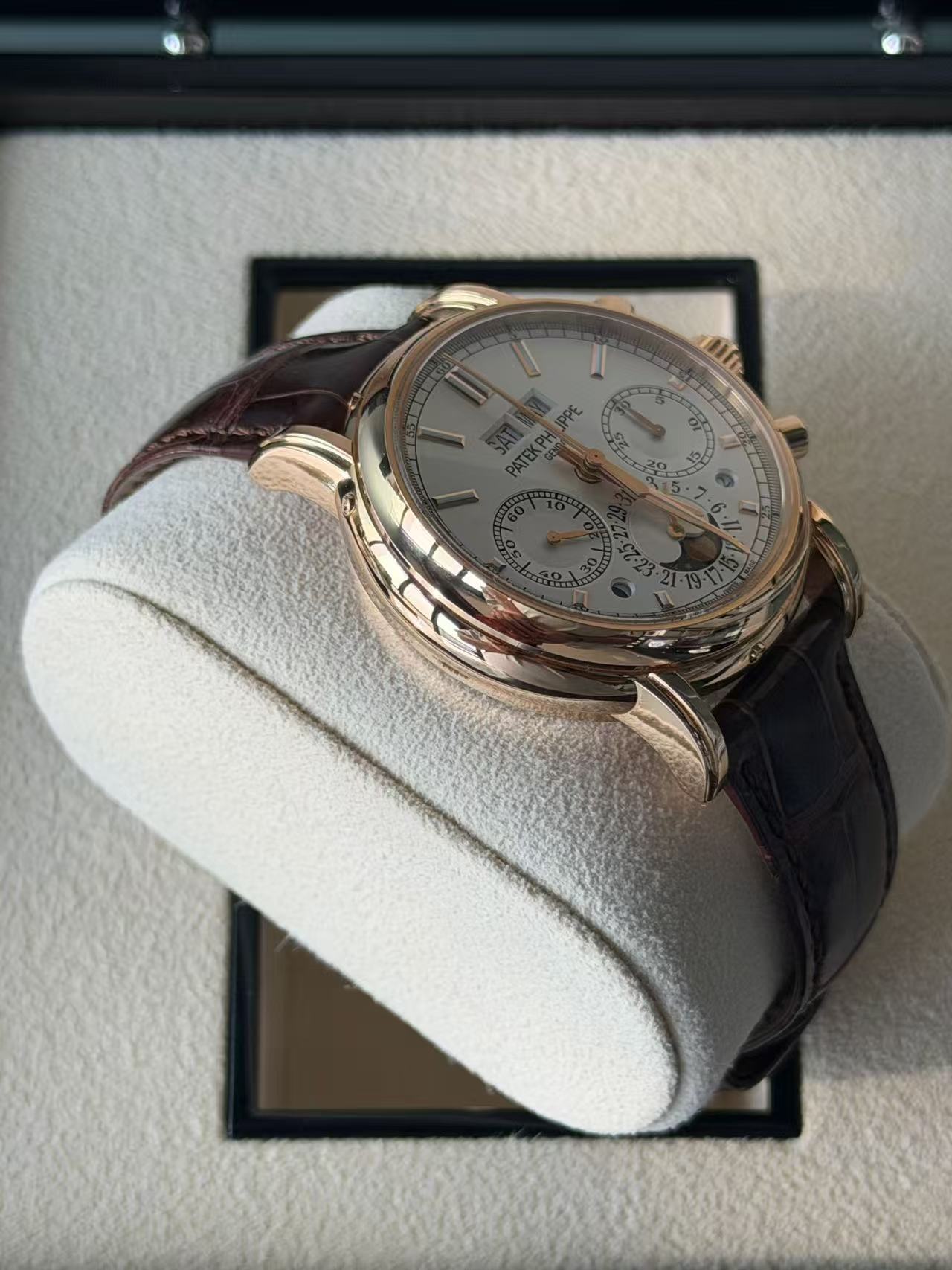 Patek Philippe 5204R detail 3
