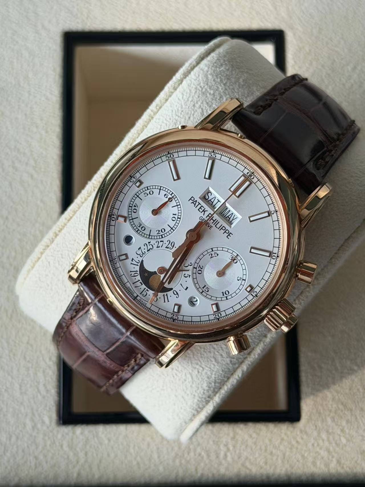Patek Philippe 5204R detail 2