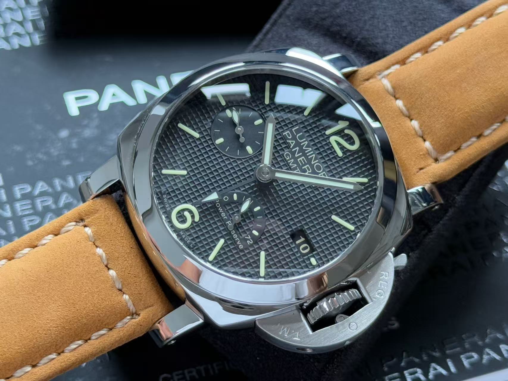 Panerai PAM00537 detail 1
