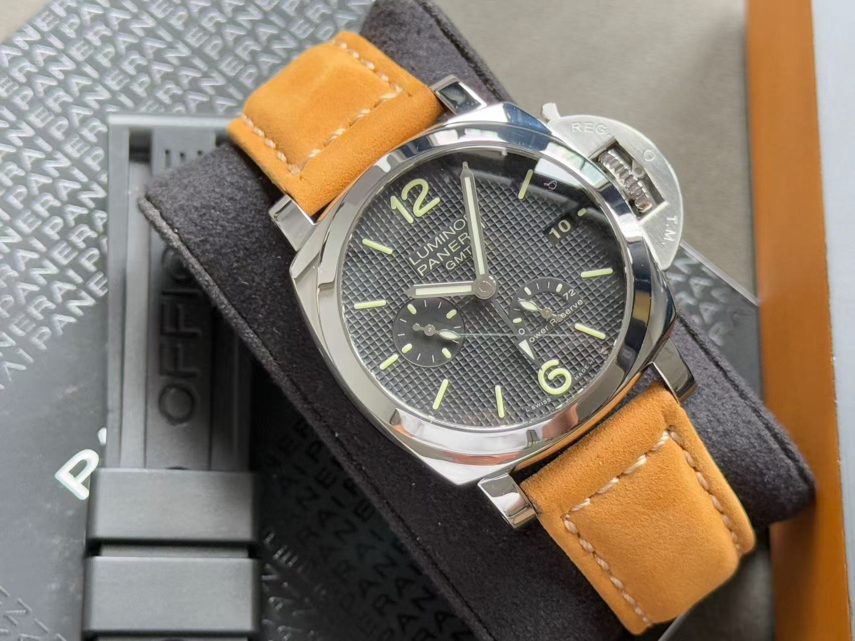 Panerai PAM00537 detail 2
