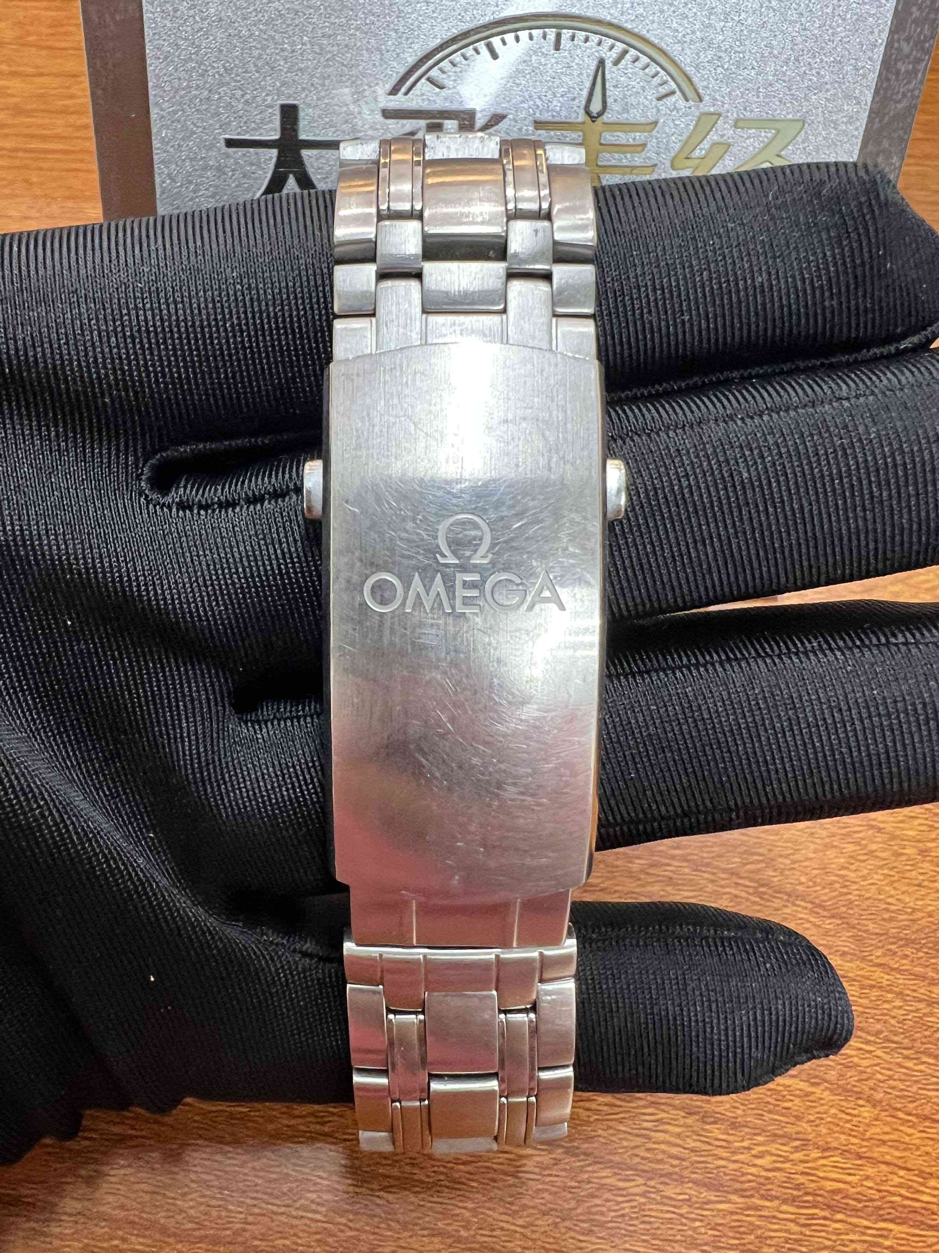 Omega 210.30.42.20.01.001 detail 4