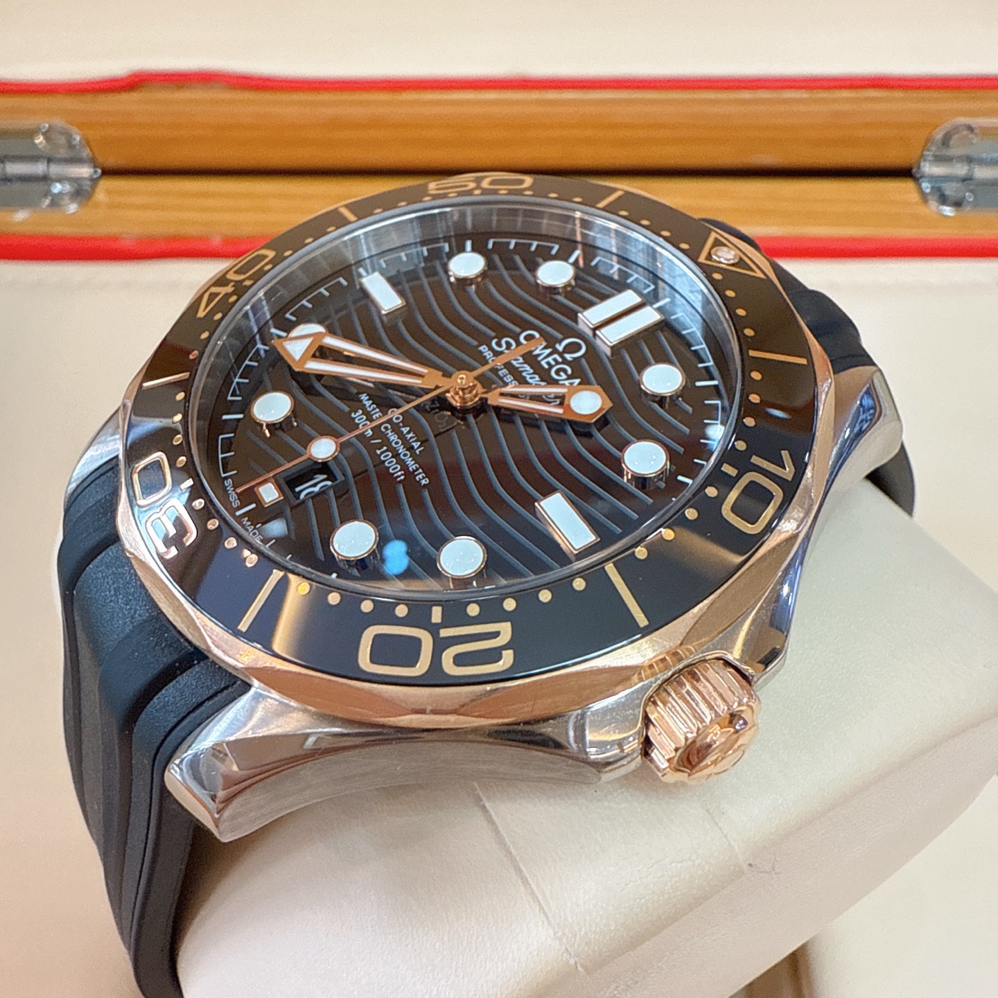 Omega 210.22.42.20.01.002 detail 2