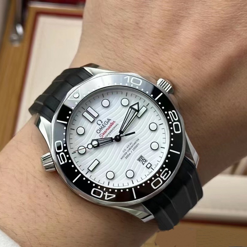 Omega 210.32.42.20.04.001 detail 4