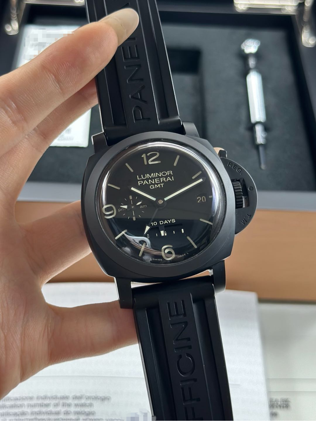 Panerai PAM00335 detail 1