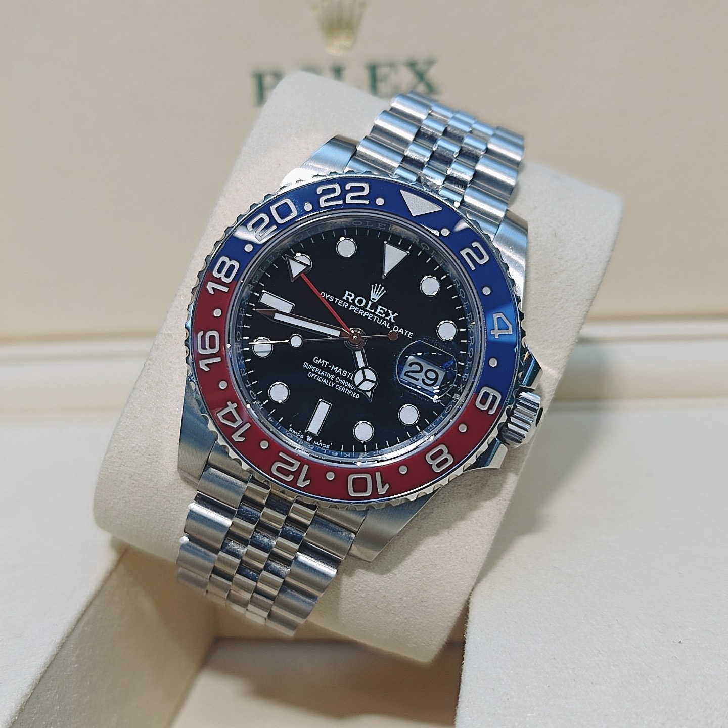 Rolex m126710blro-0001 detail 2