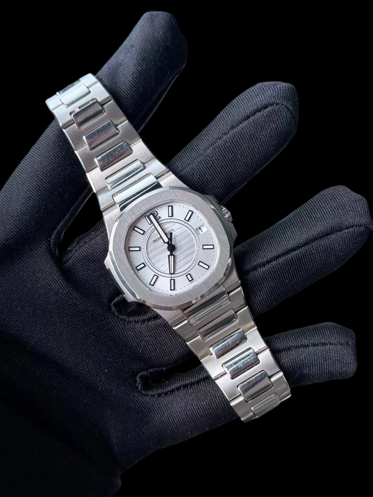 Patek Philippe 7011 / 1G-001 detail 1