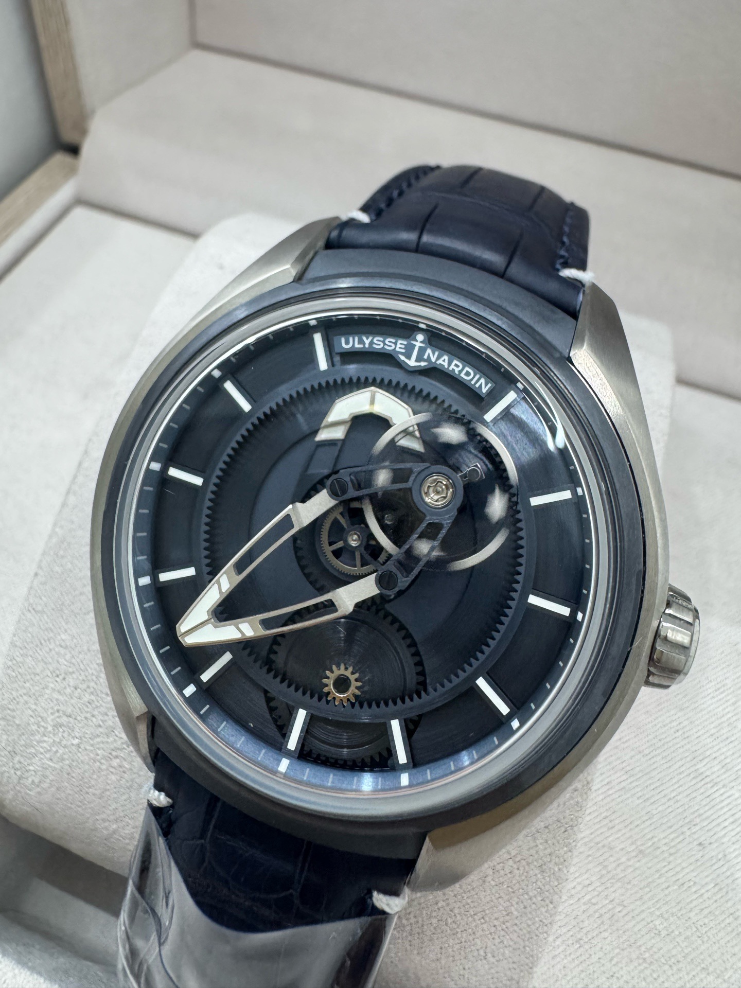 Ulysse Nardin 2303-270 / 03 detail 1