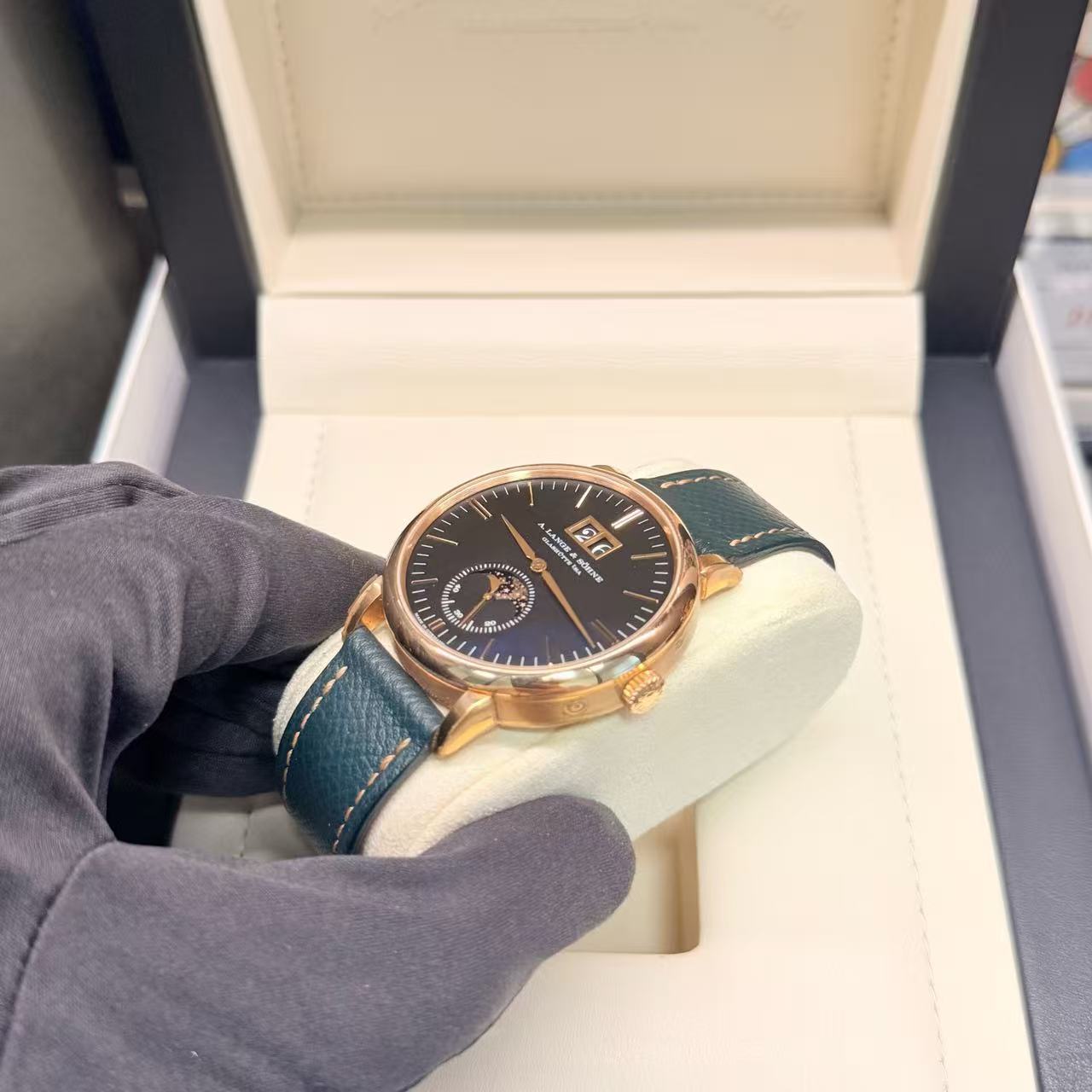 A. Lange & Söhne 384.031 detail 1