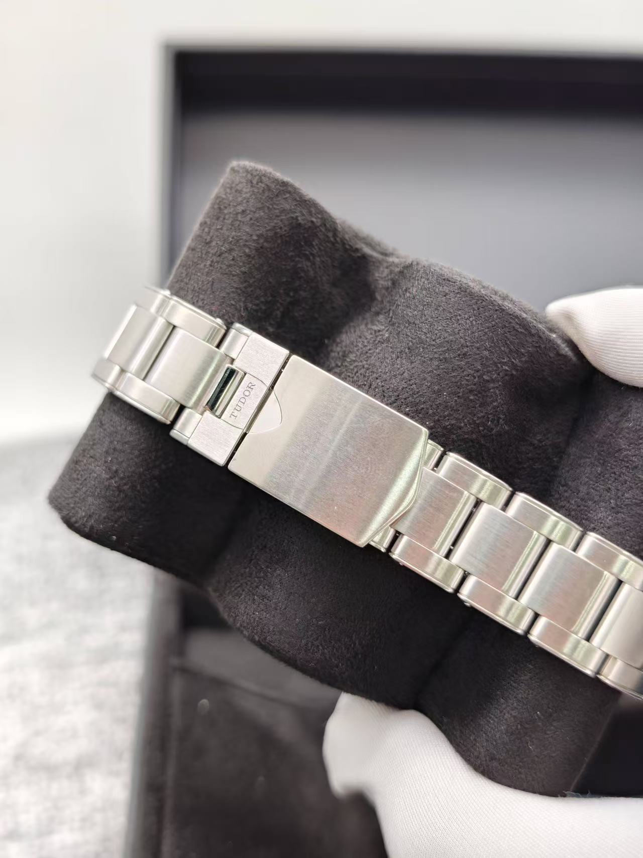 Tudor M79030N-0001 detail 2