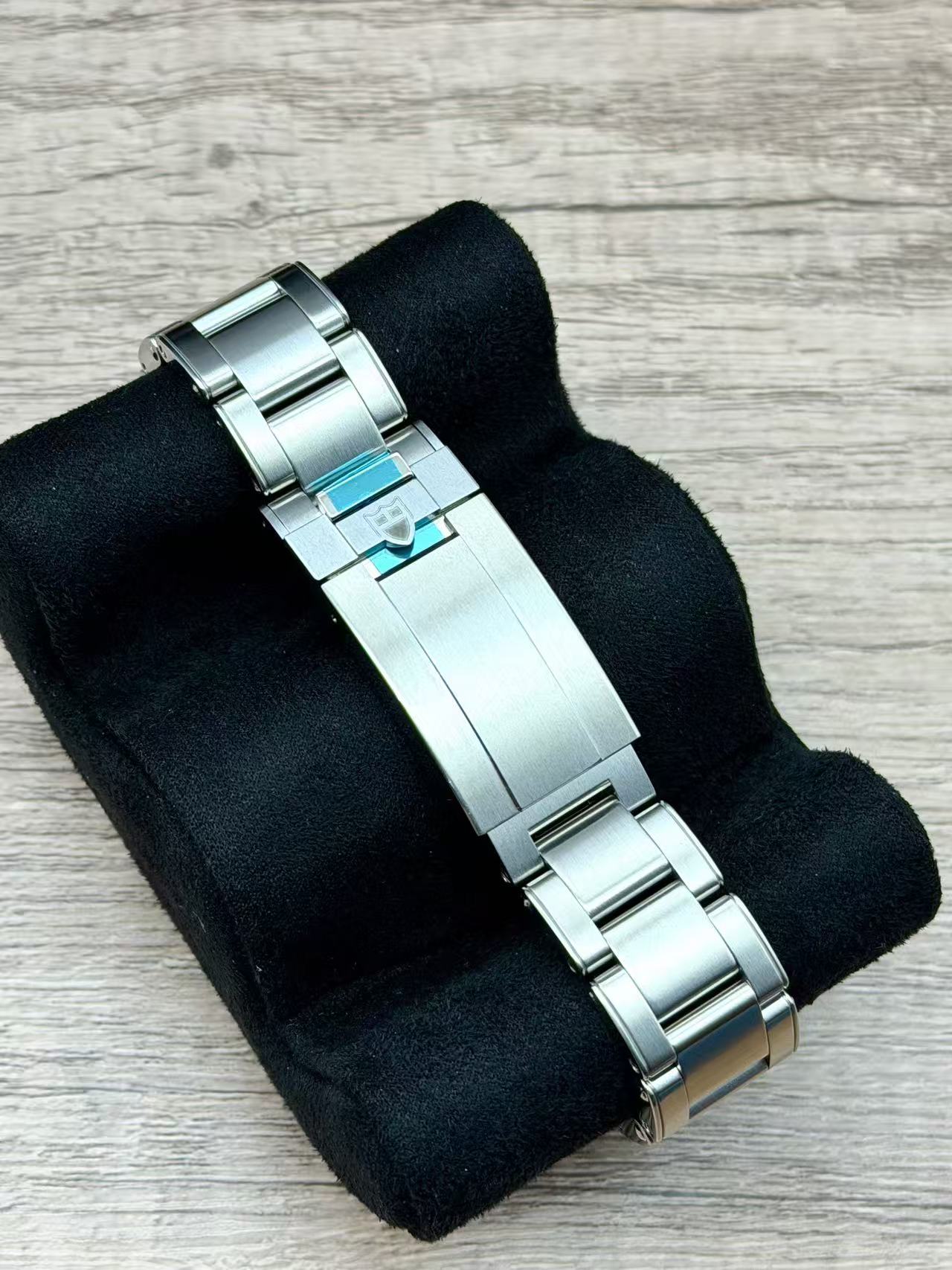 Tudor m79000B-0001 detail 4