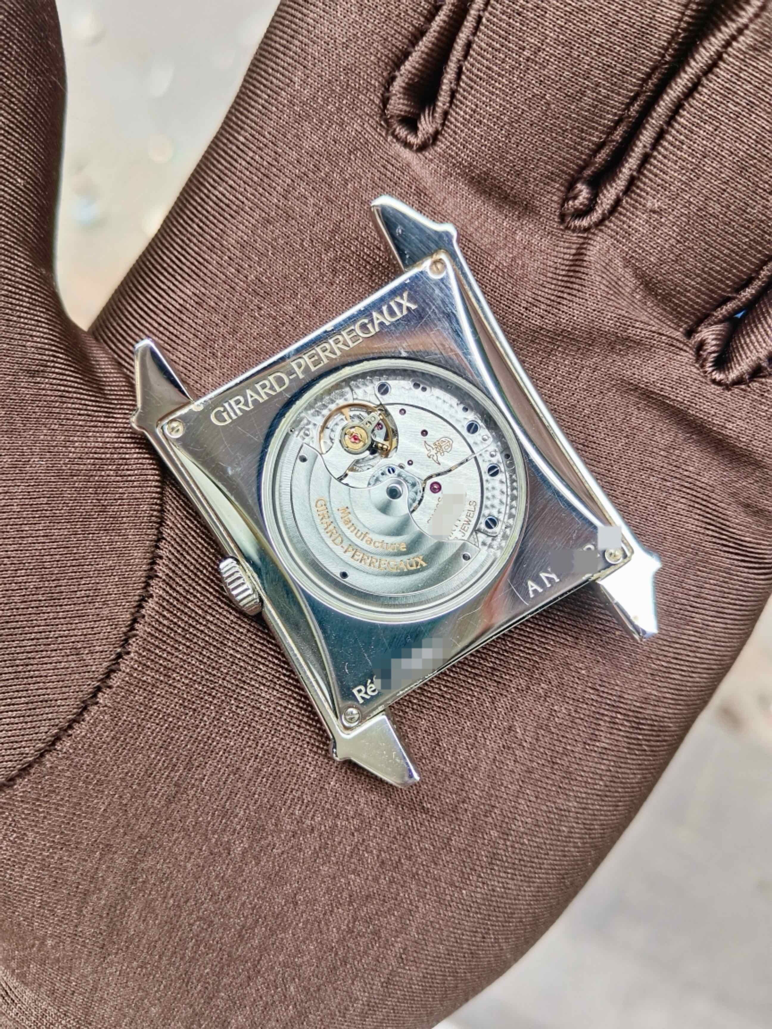 Girard Perregaux 25880-11-121-BB6A detail 3