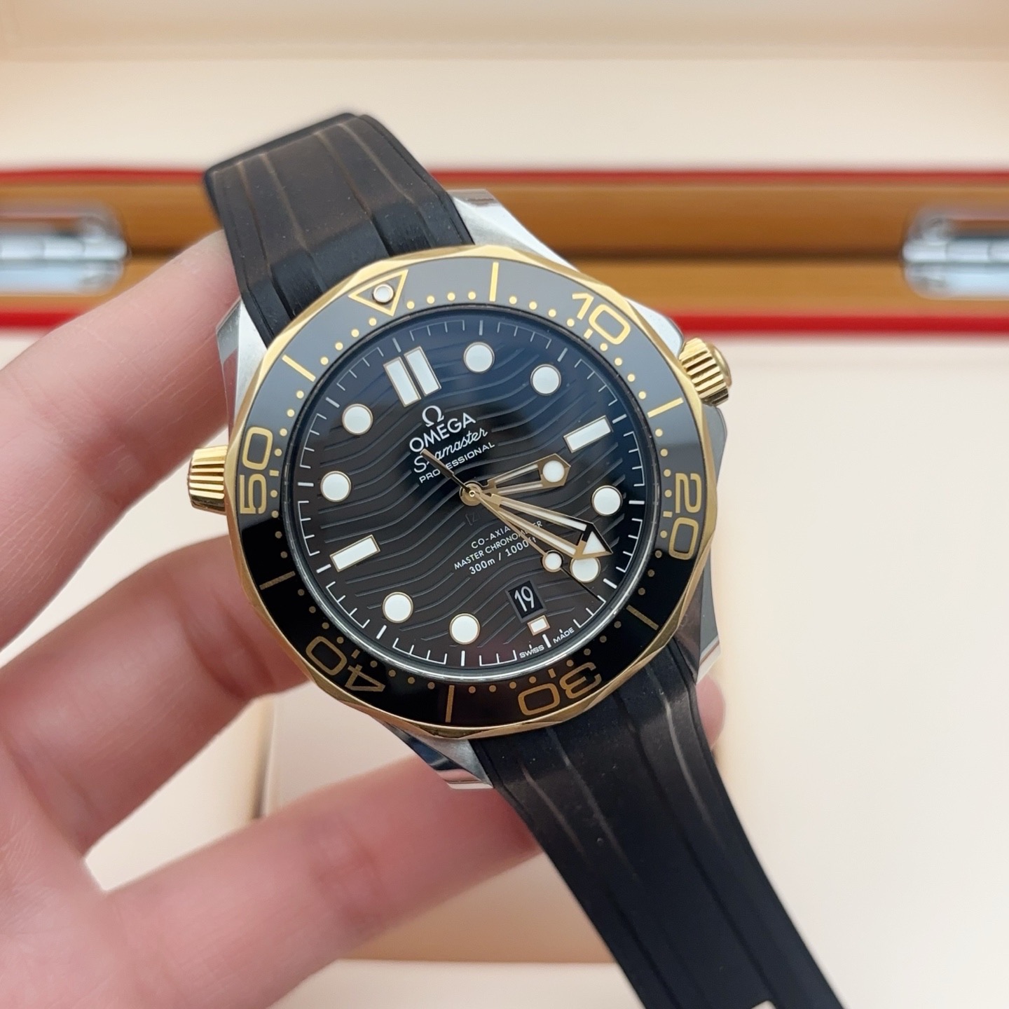 Omega 210.22.42.20.01.001 detail 4