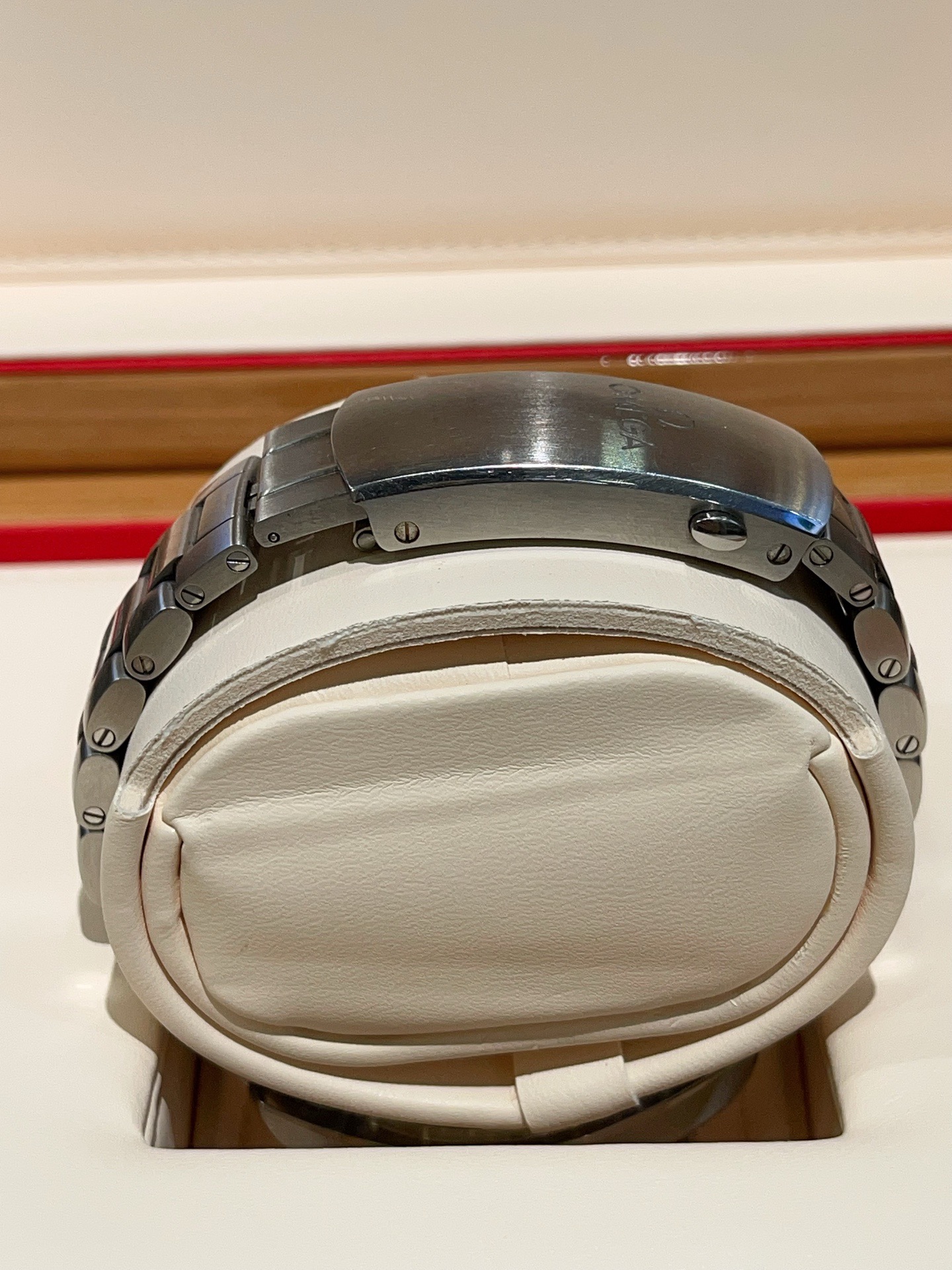 Omega 215.30.44.21.01.002 detail 4