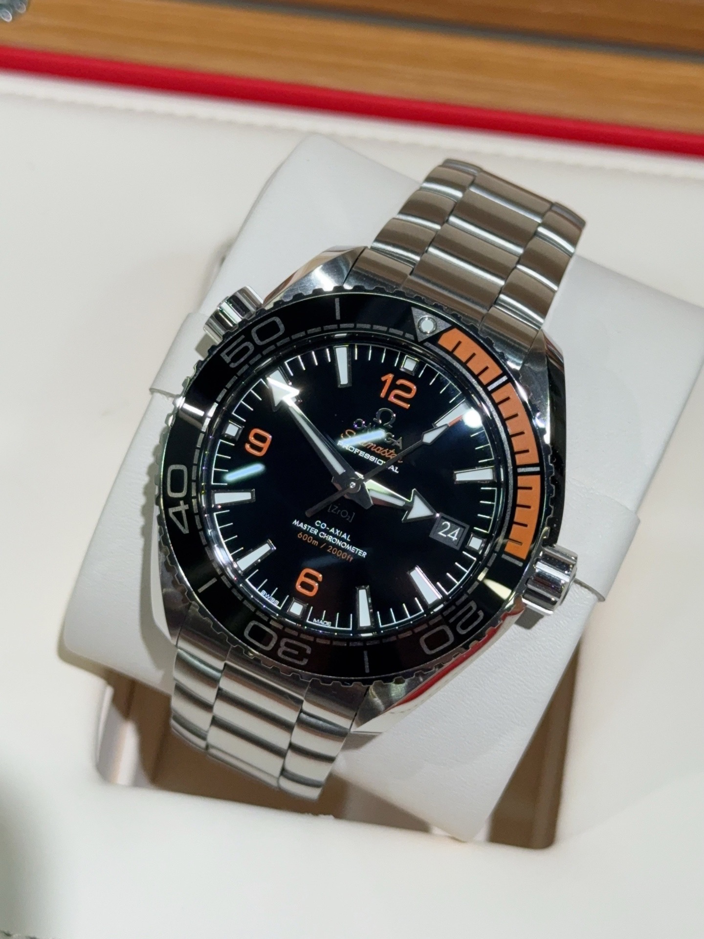 Omega 215.30.44.21.01.002 detail 3