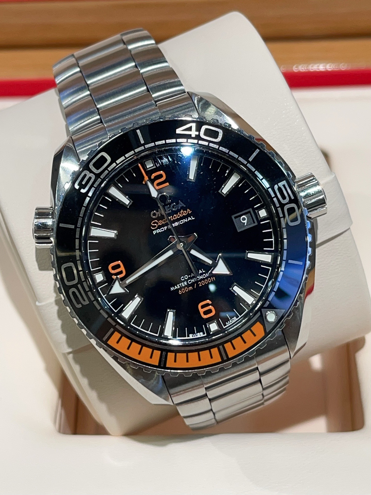Omega 215.30.44.21.01.002 detail 2