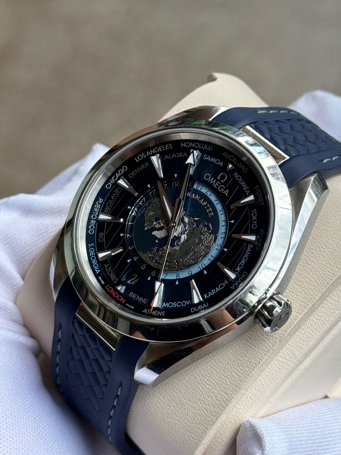 Omega 220.12.43.22.03.001 detail 2