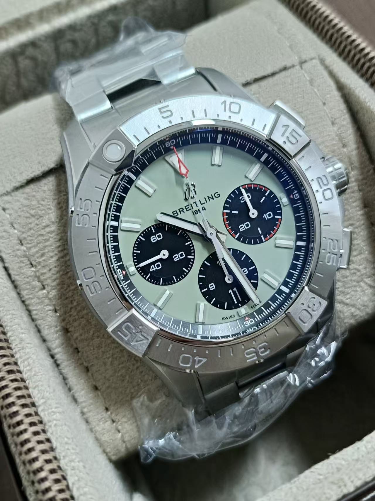 Breitling AB0147101L1A1 detail 1