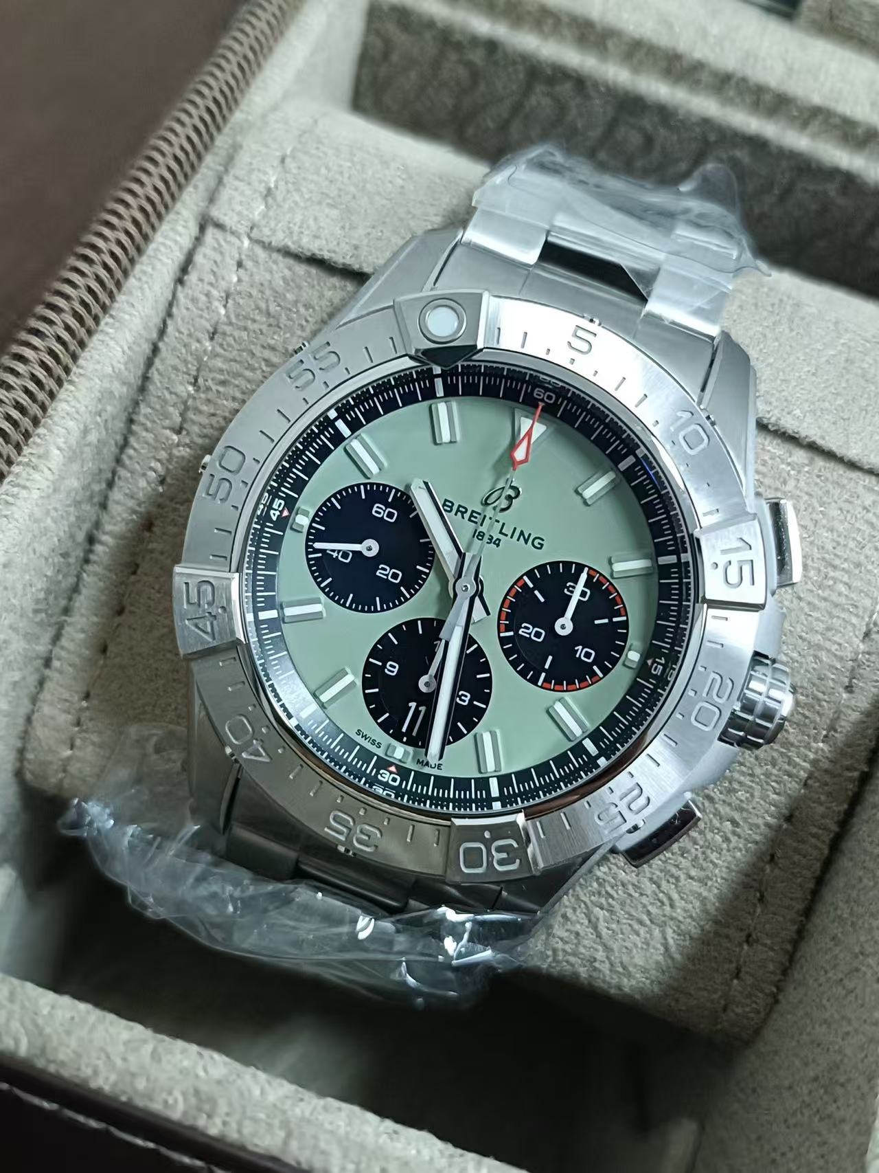 Breitling AB0147101L1A1 detail 2