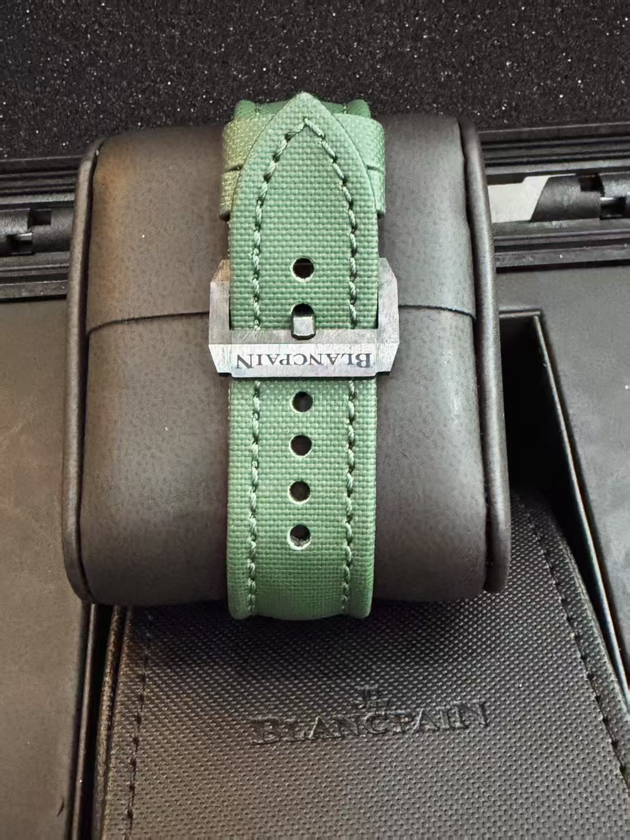 Blancpain 5200 0153 B52A detail 5