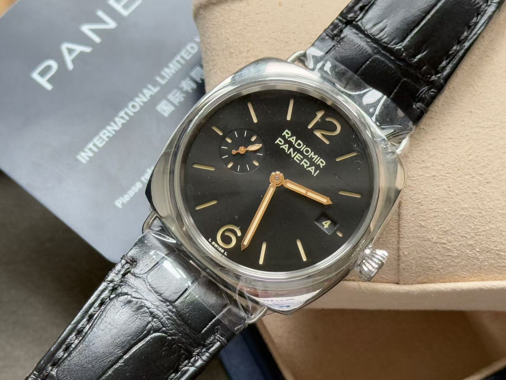 Panerai PAM01294 detail 2