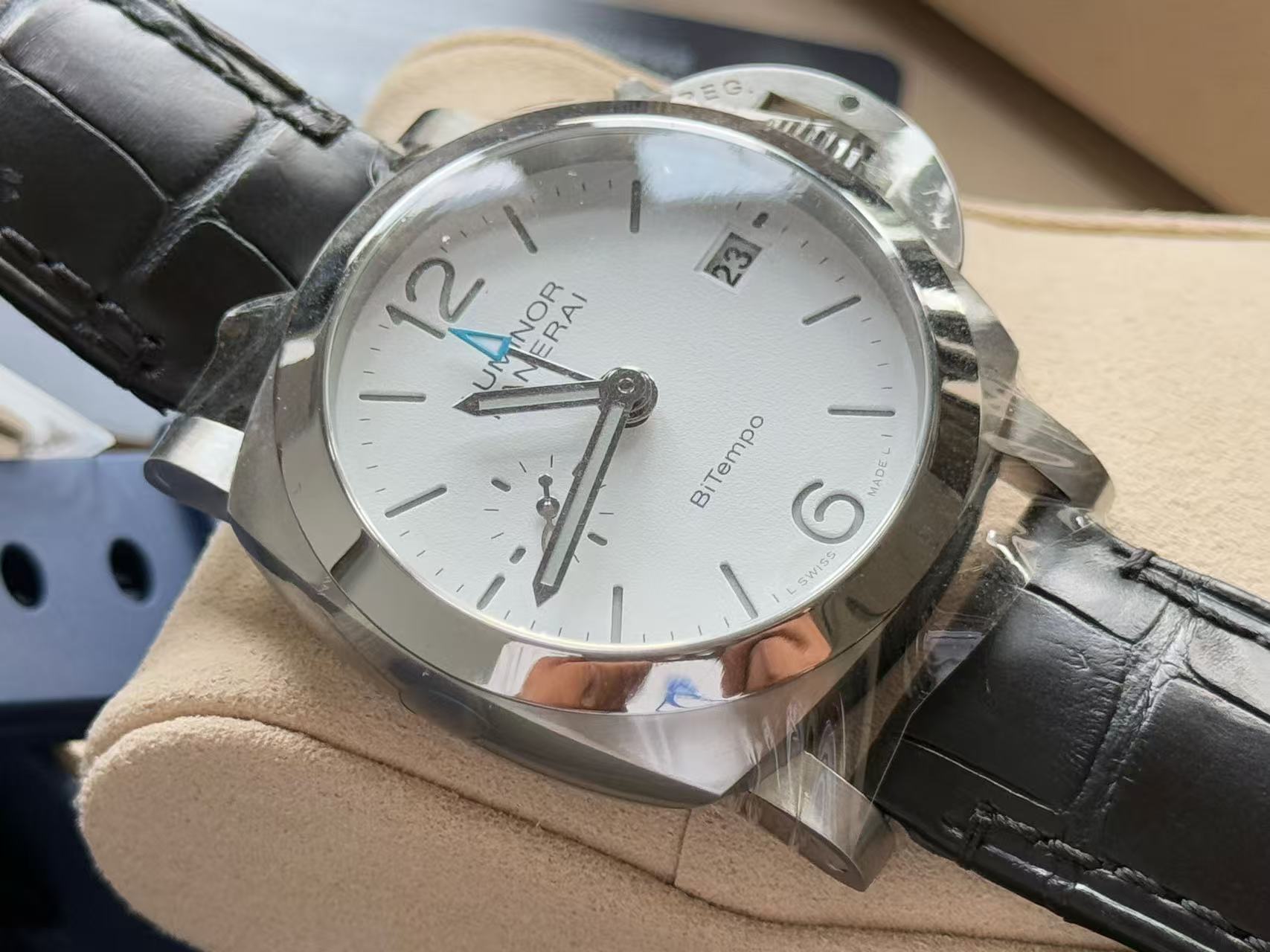 Panerai PAM01367 detail 1