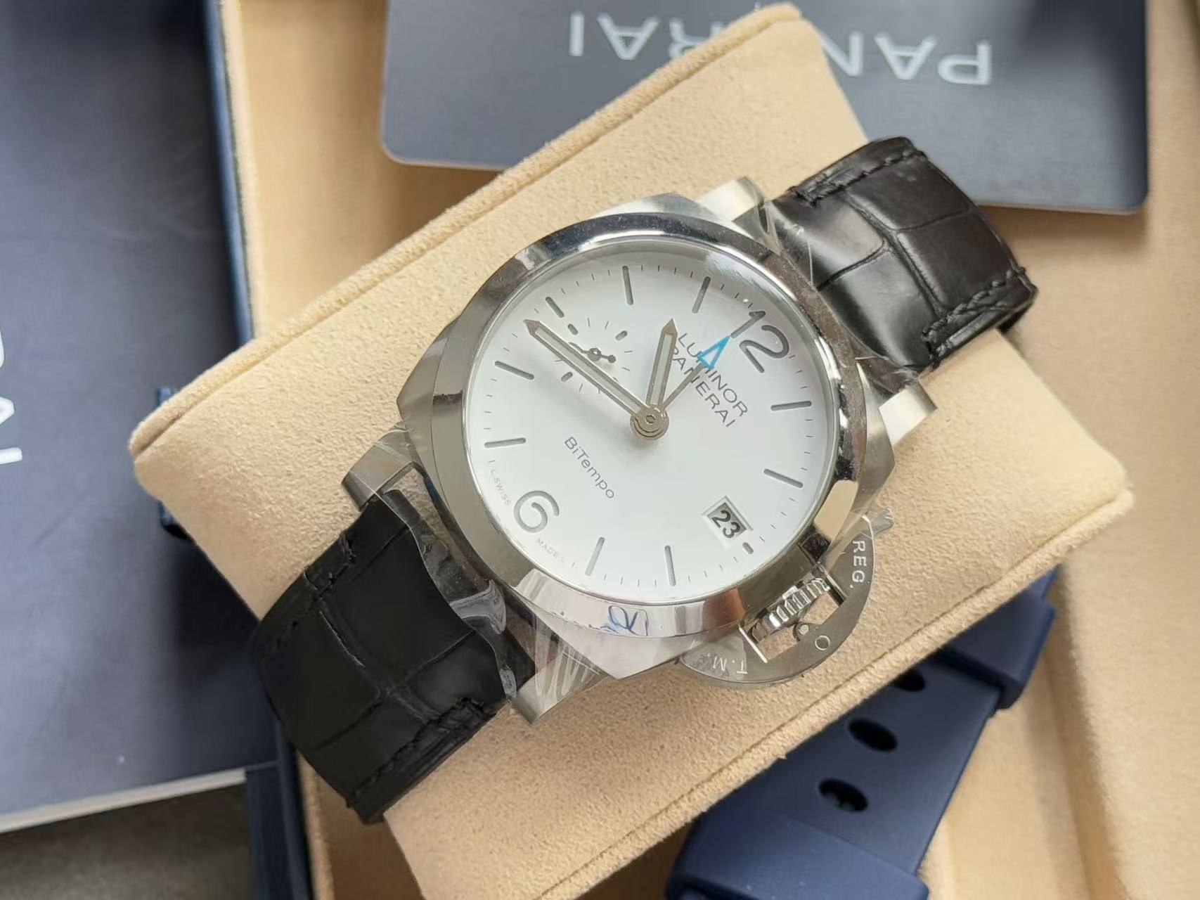 Panerai PAM01367 detail 2