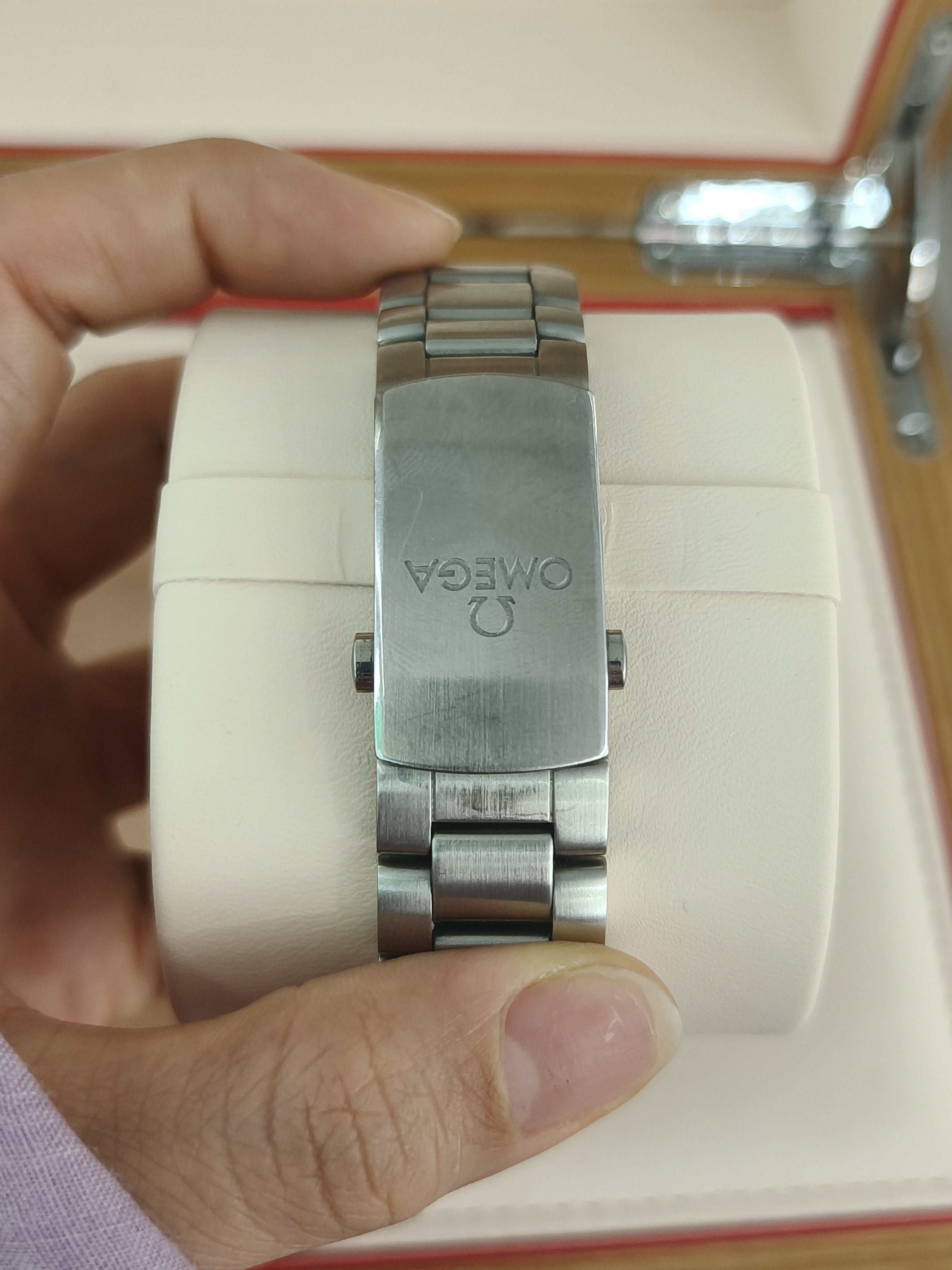 Omega 232.30.42.21.01.003 detail 2
