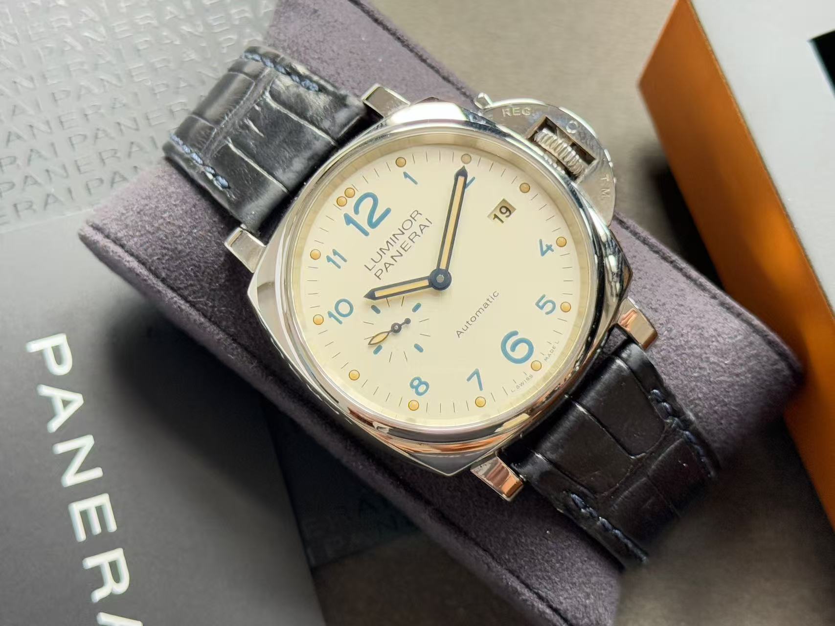 Panerai PAM00906 detail 1