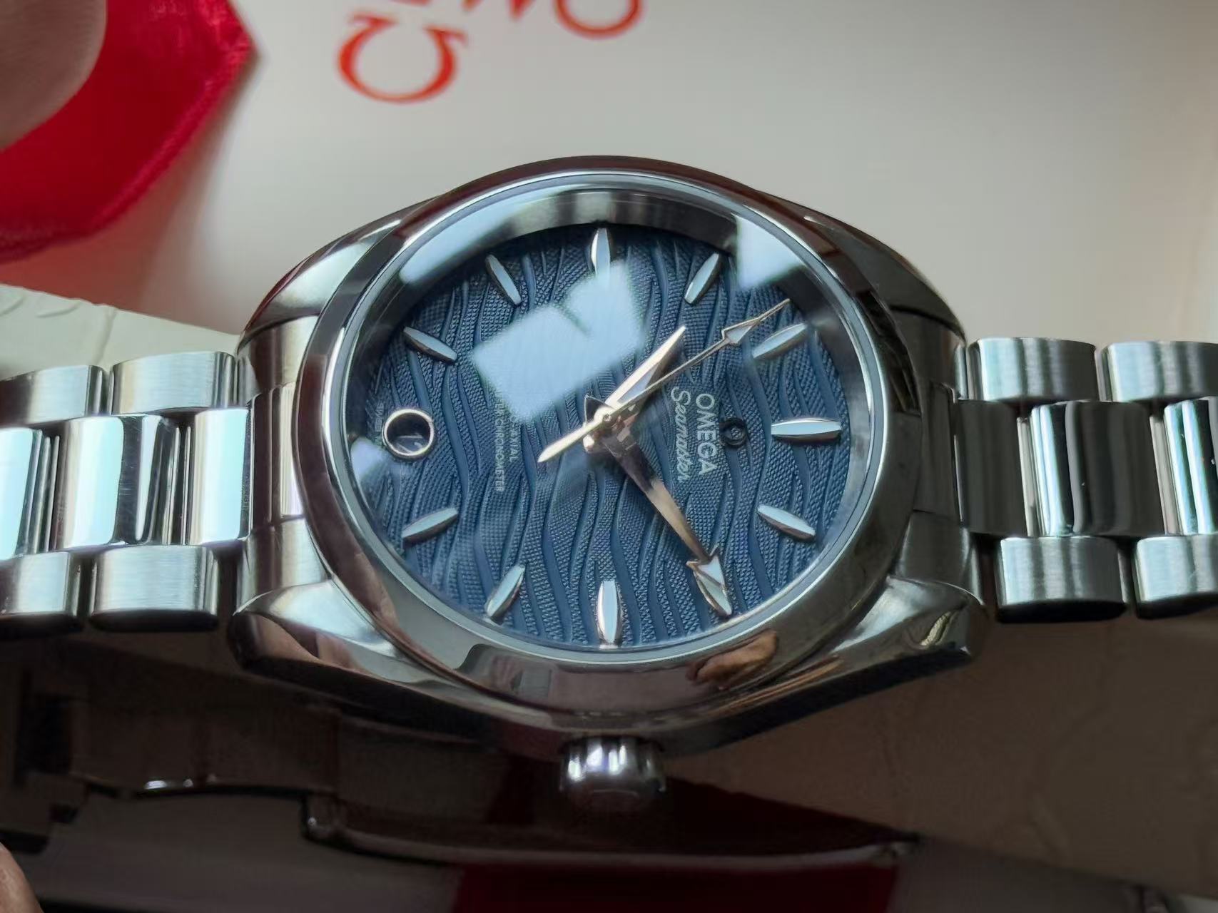 Omega 220.10.34.20.03.001 detail 2