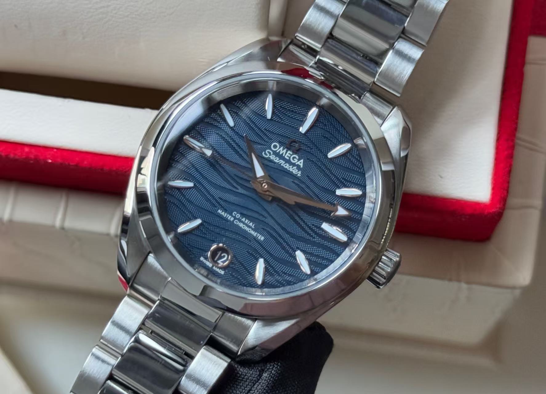 Omega 220.10.34.20.03.001 detail 1