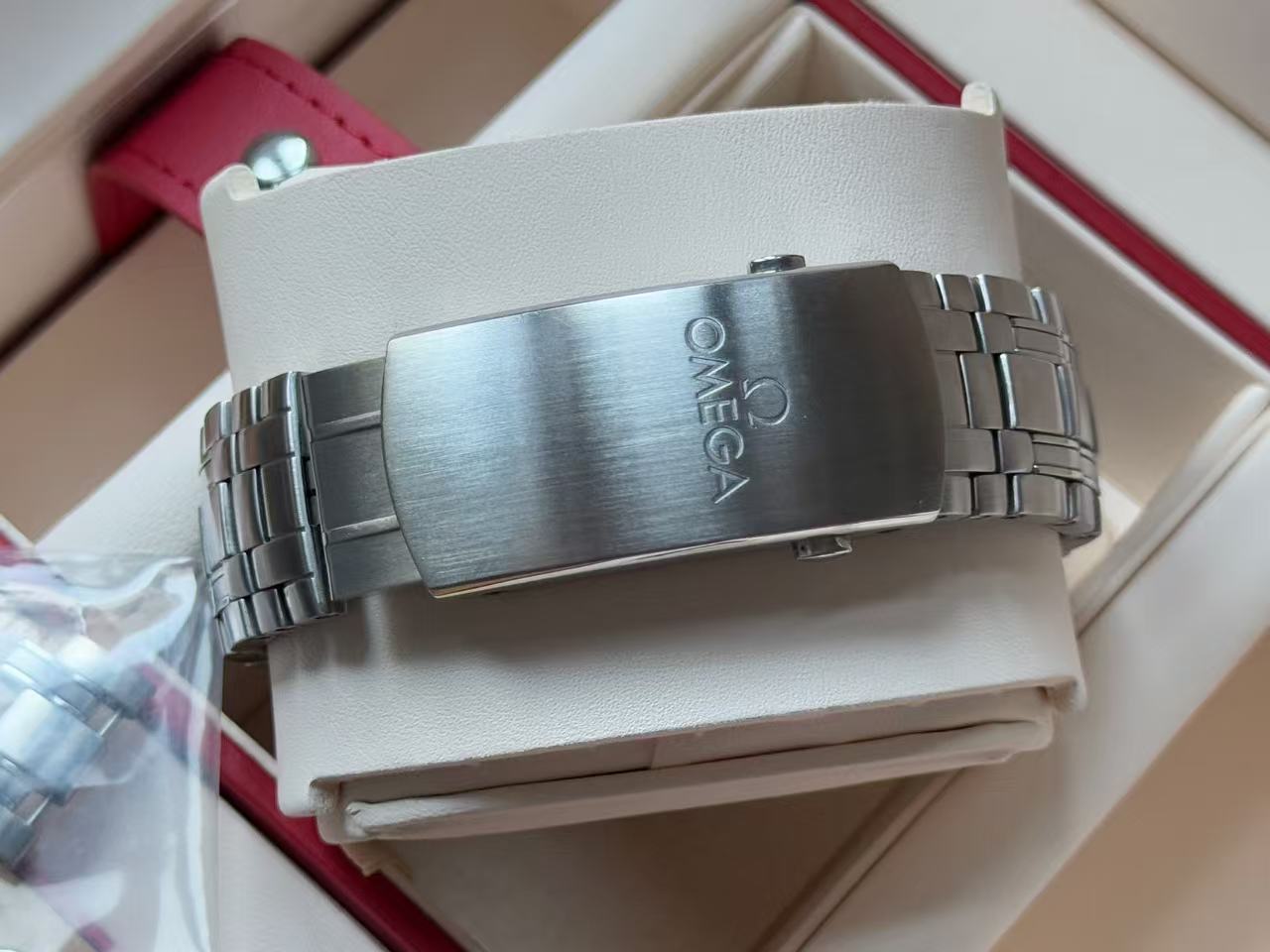 Omega 210.30.42.20.04.001 detail 4