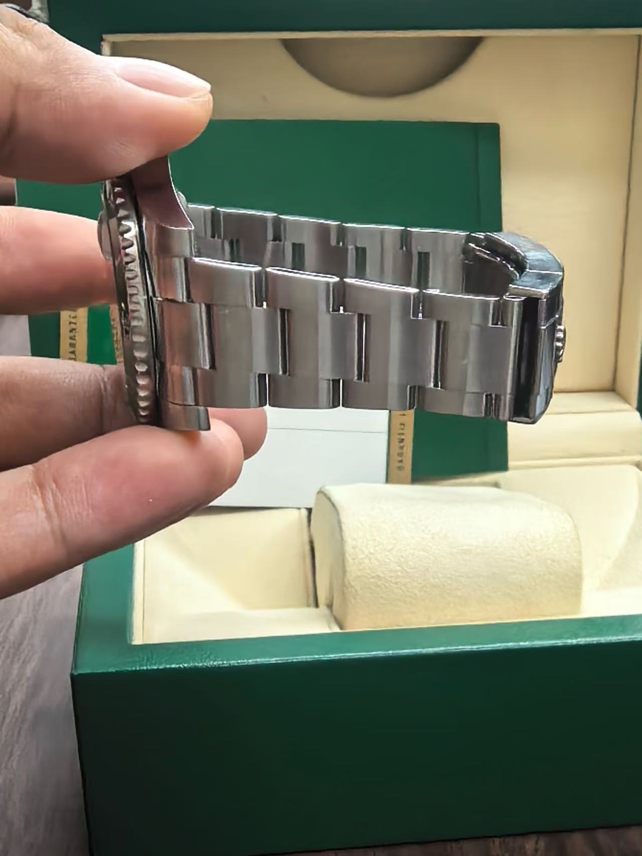 Rolex 116610LV-0002 detail 1