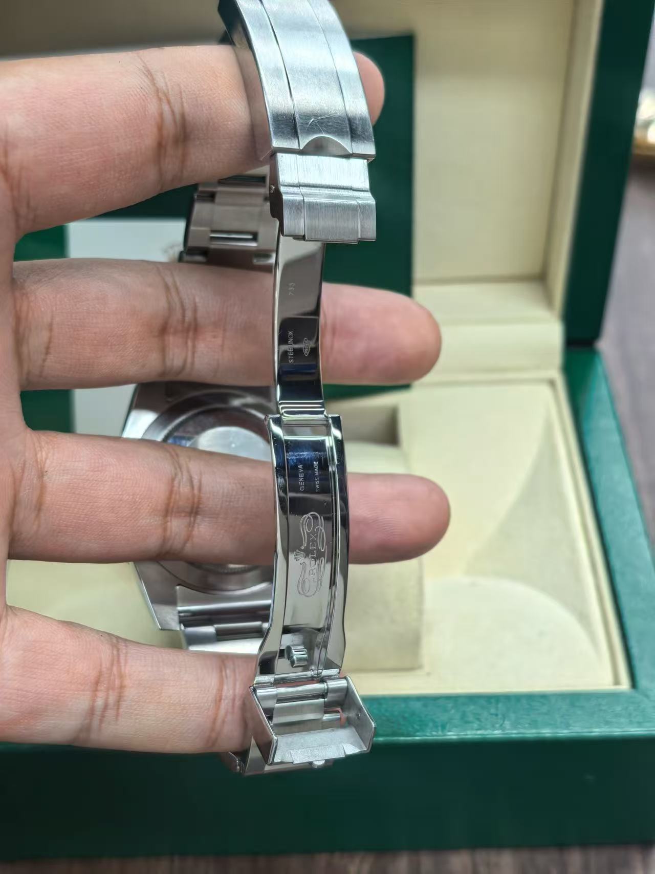 Rolex 116610LV-0002 detail 2