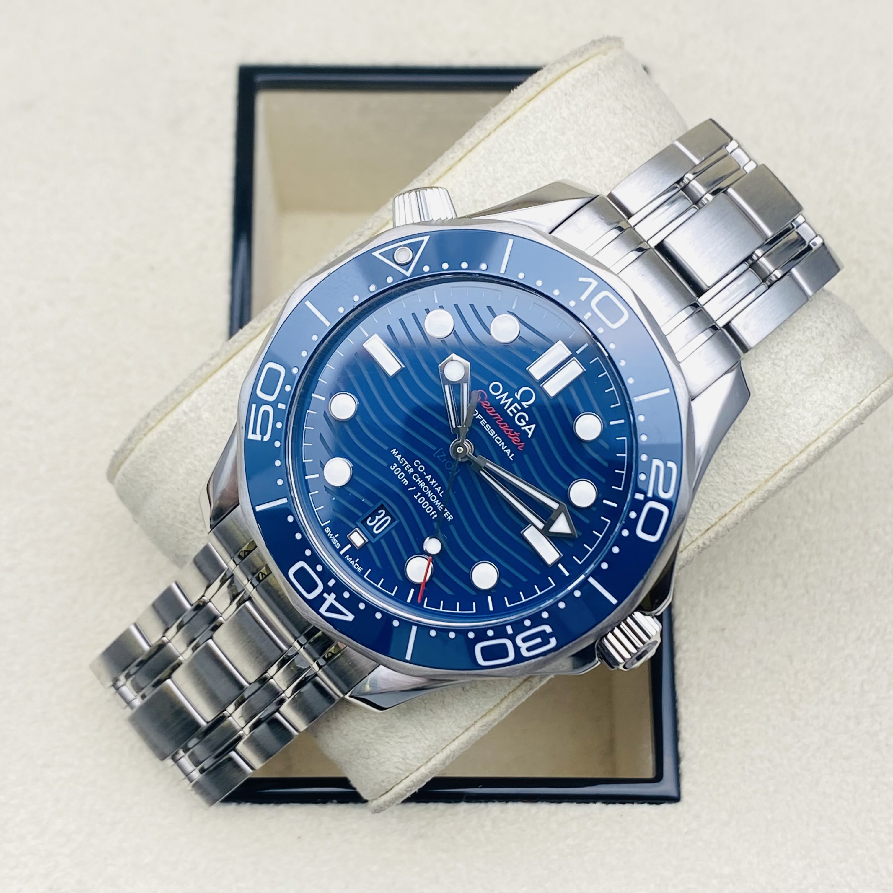 Omega 210.30.42.20.03.001 detail 2