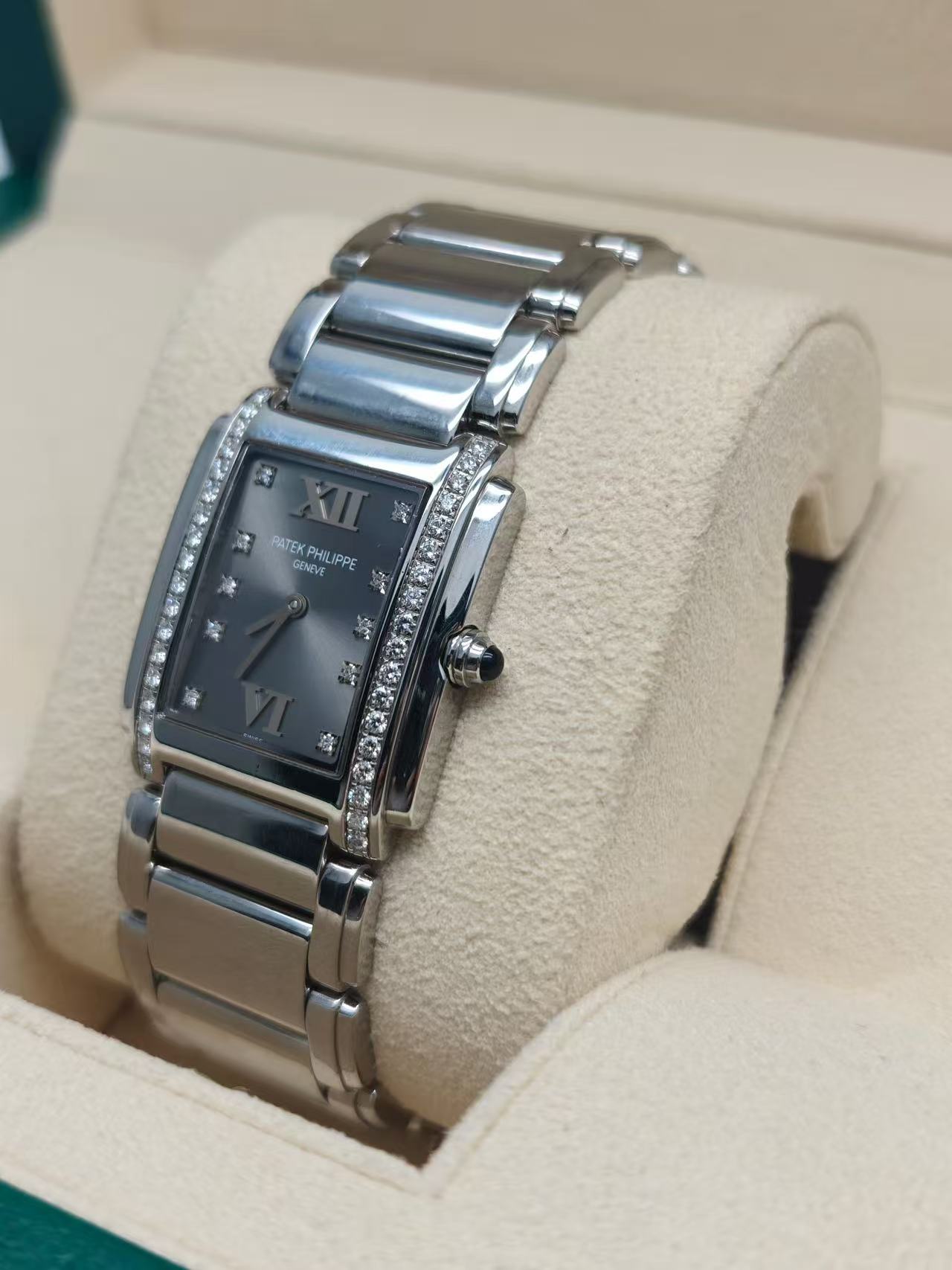 Patek Philippe 4910 / 10a-010 detail 1