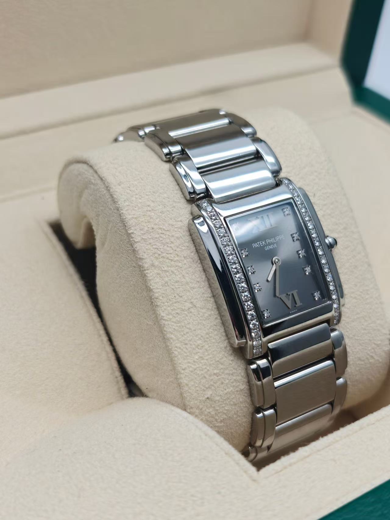 Patek Philippe 4910 / 10a-010 detail 2