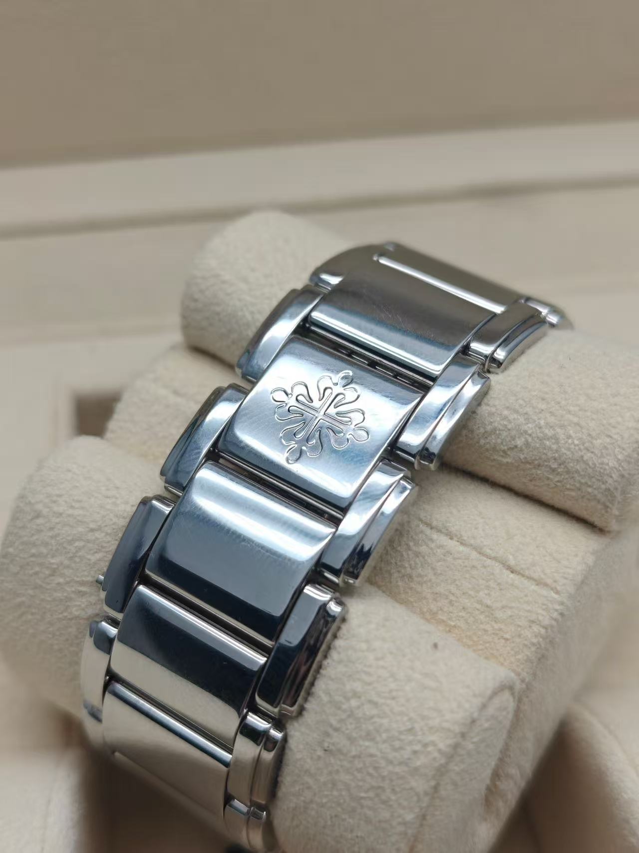 Patek Philippe 4910 / 10a-010 detail 3