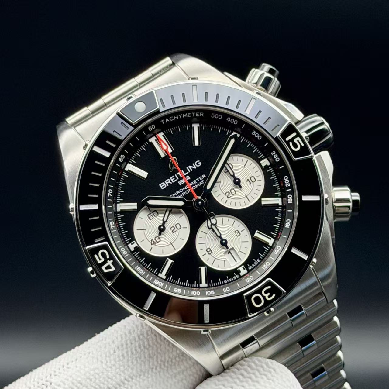 Breitling AB0136251B1A1 detail 2