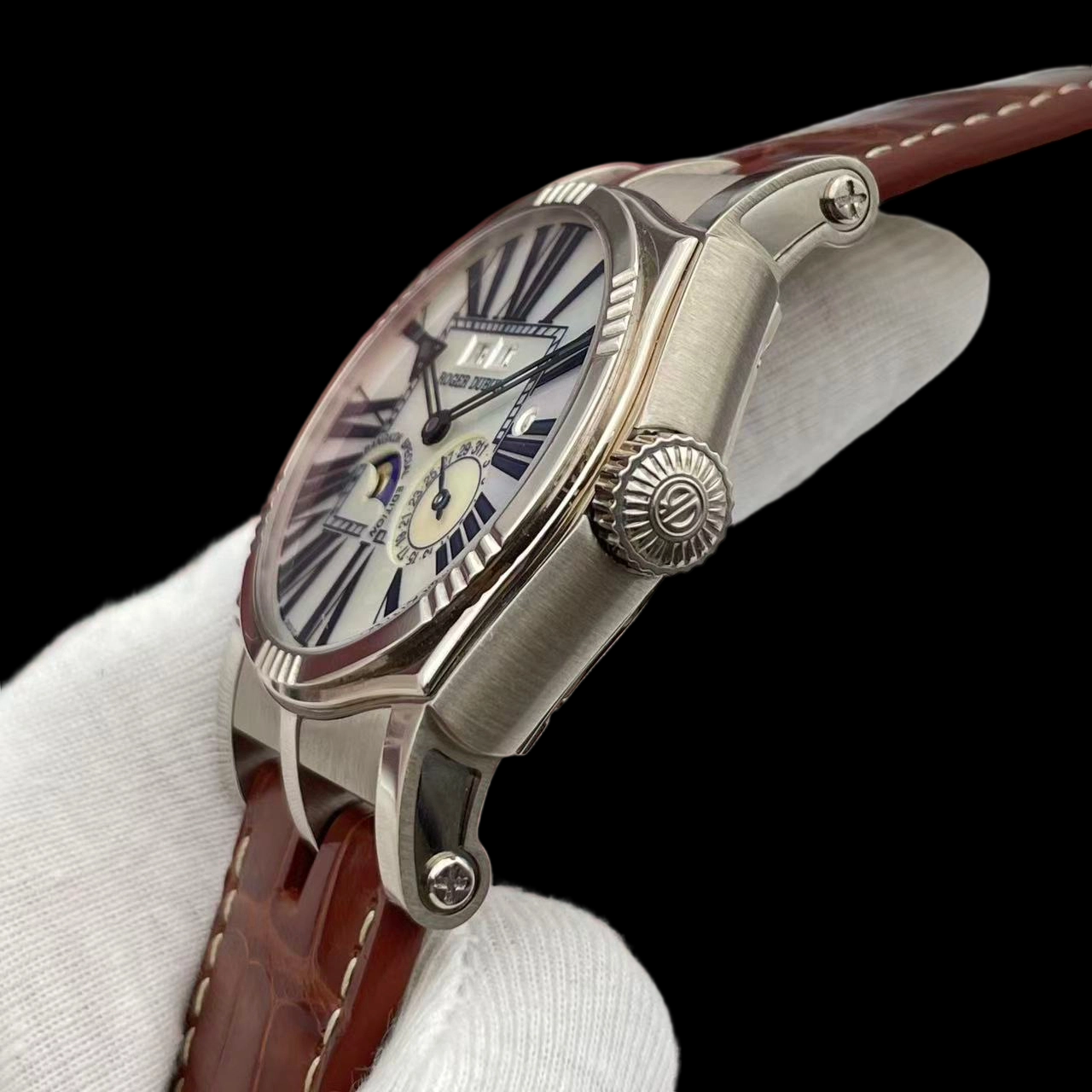 Roger Dubuis SY43 detail 3