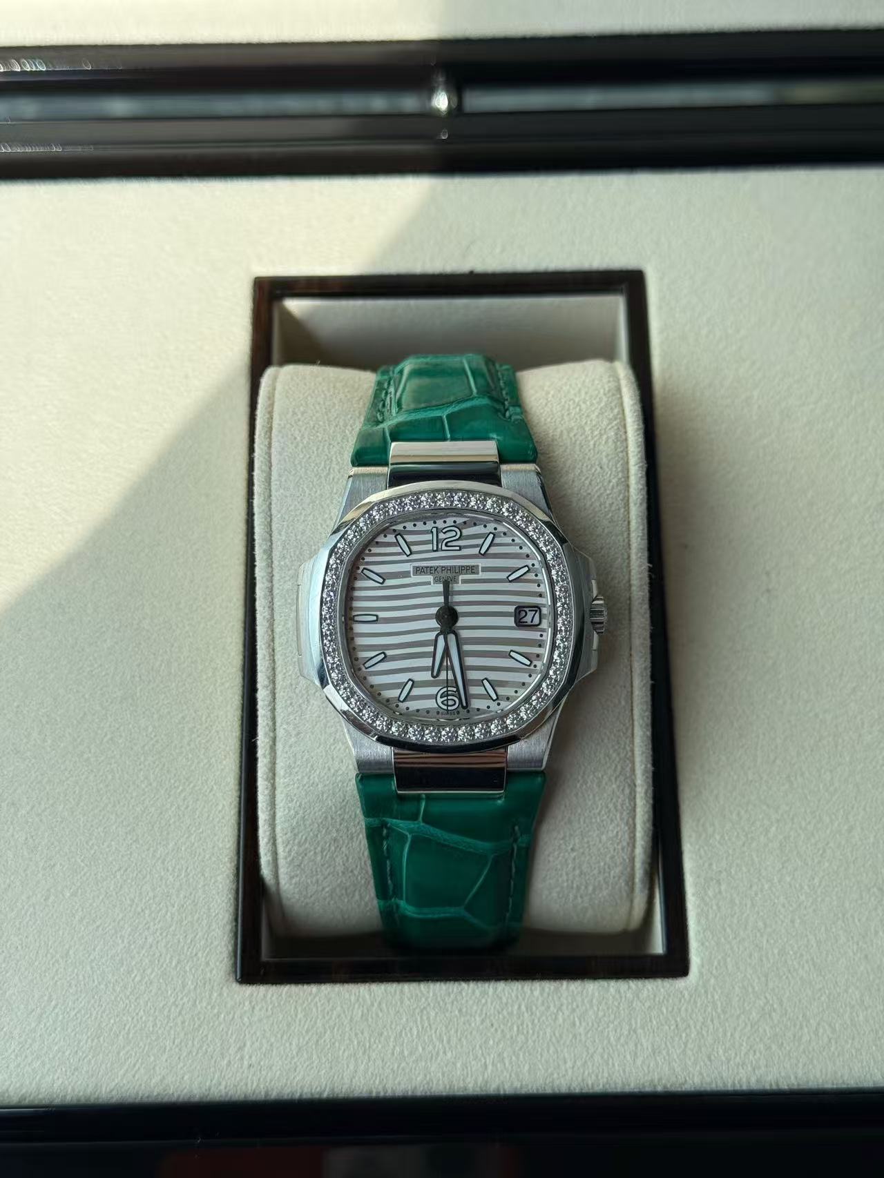 Patek Philippe 7010G-011 detail 1