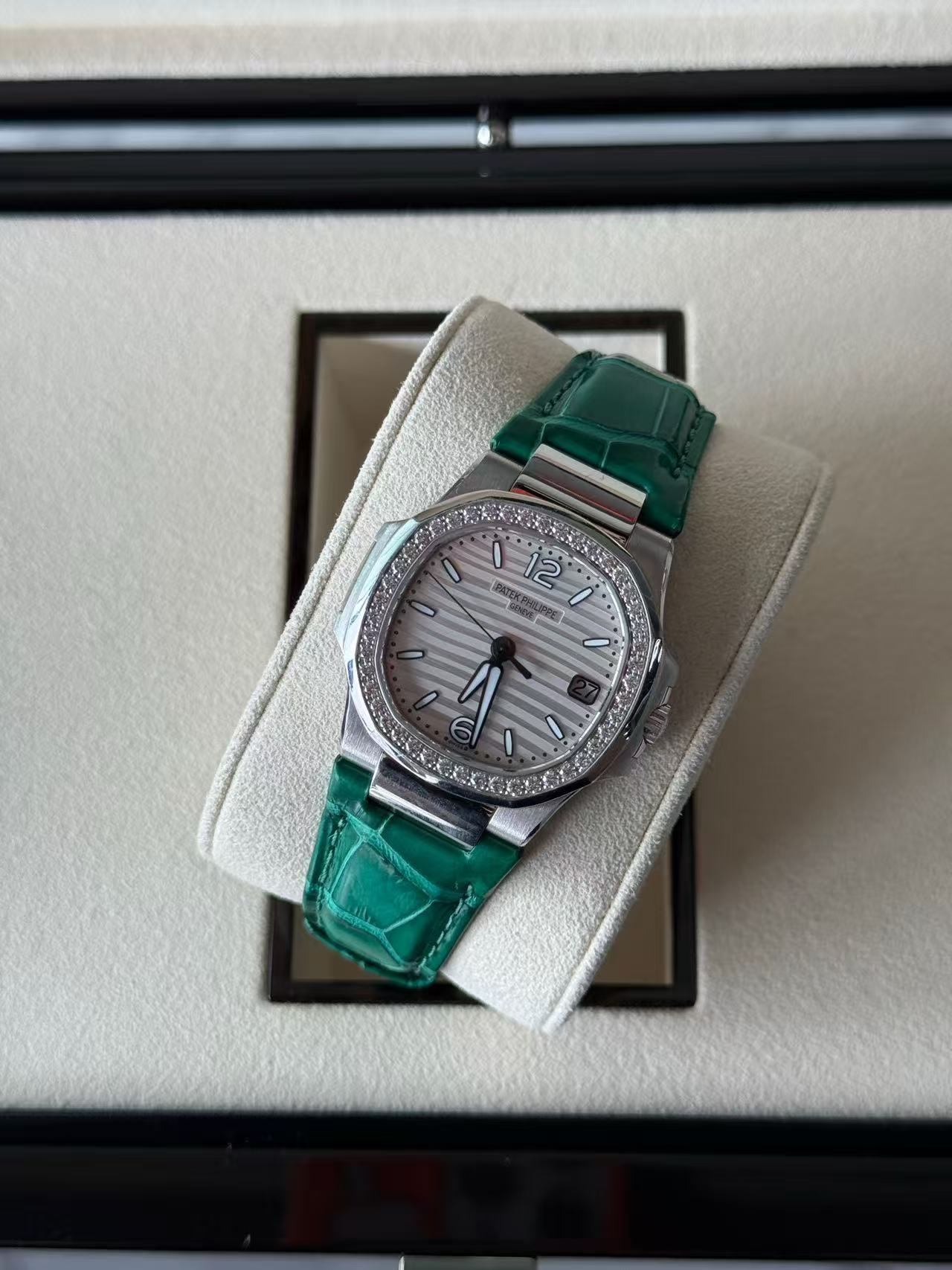 Patek Philippe 7010G-011 detail 2